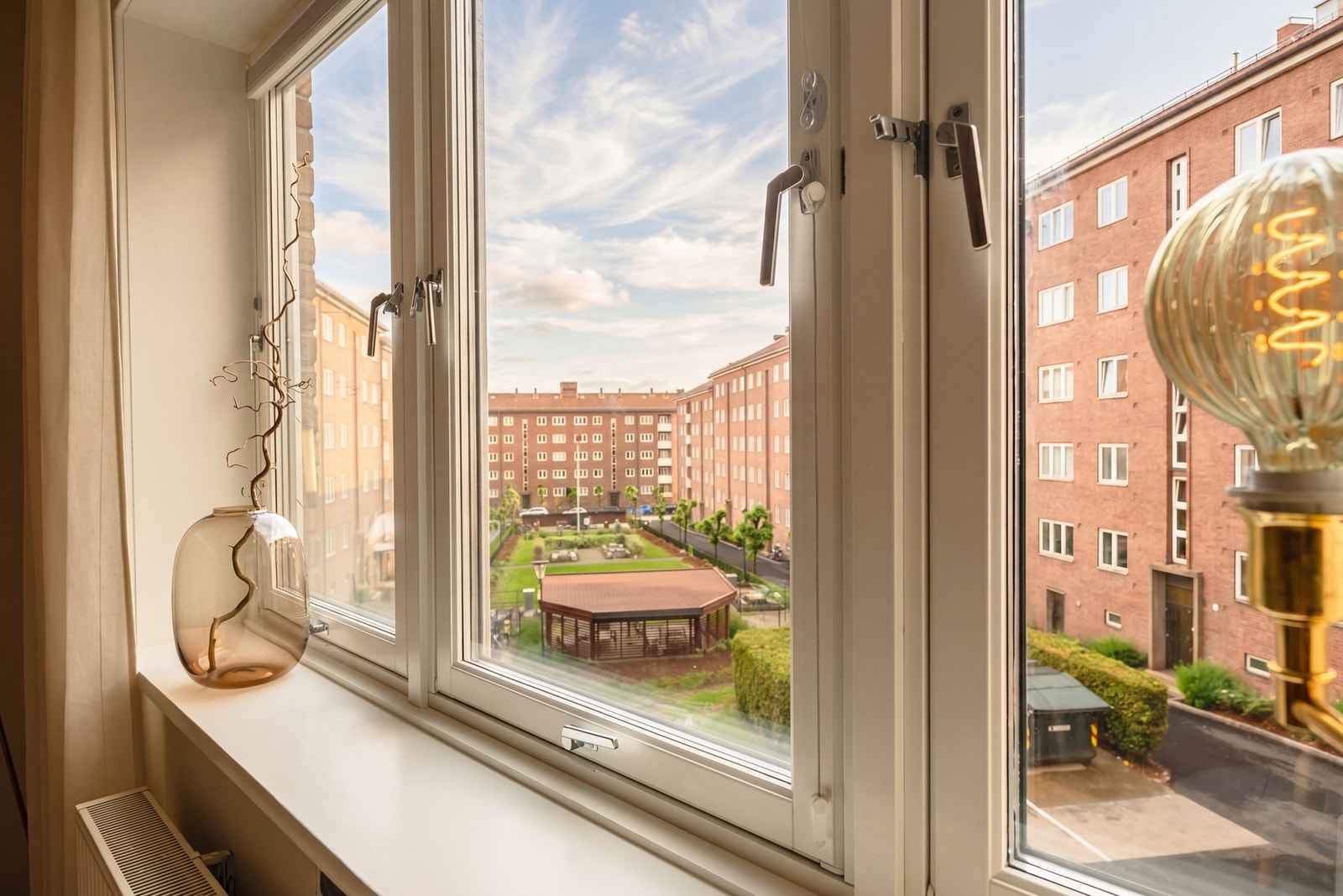 Boligen er i sin helhet vendt mot idyllisk og rolig bakgård. Galleribilde