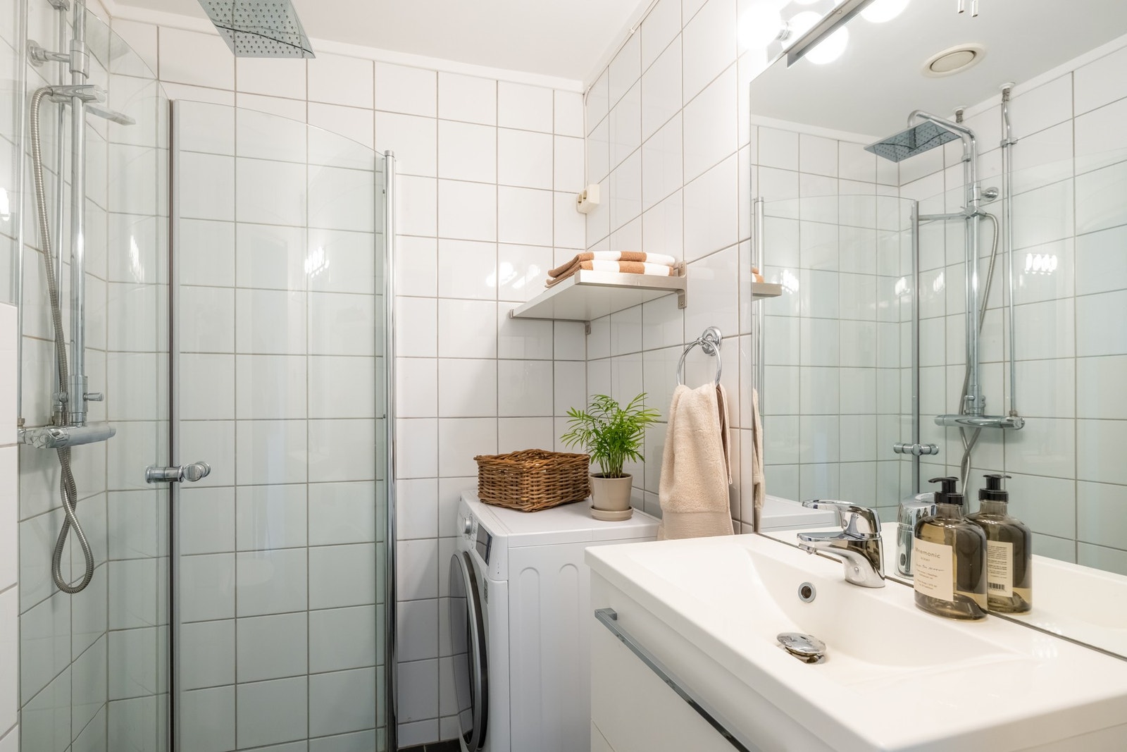 Flislagt bad med varme i gulv og opplegg for vaskemaskin. Galleribilde