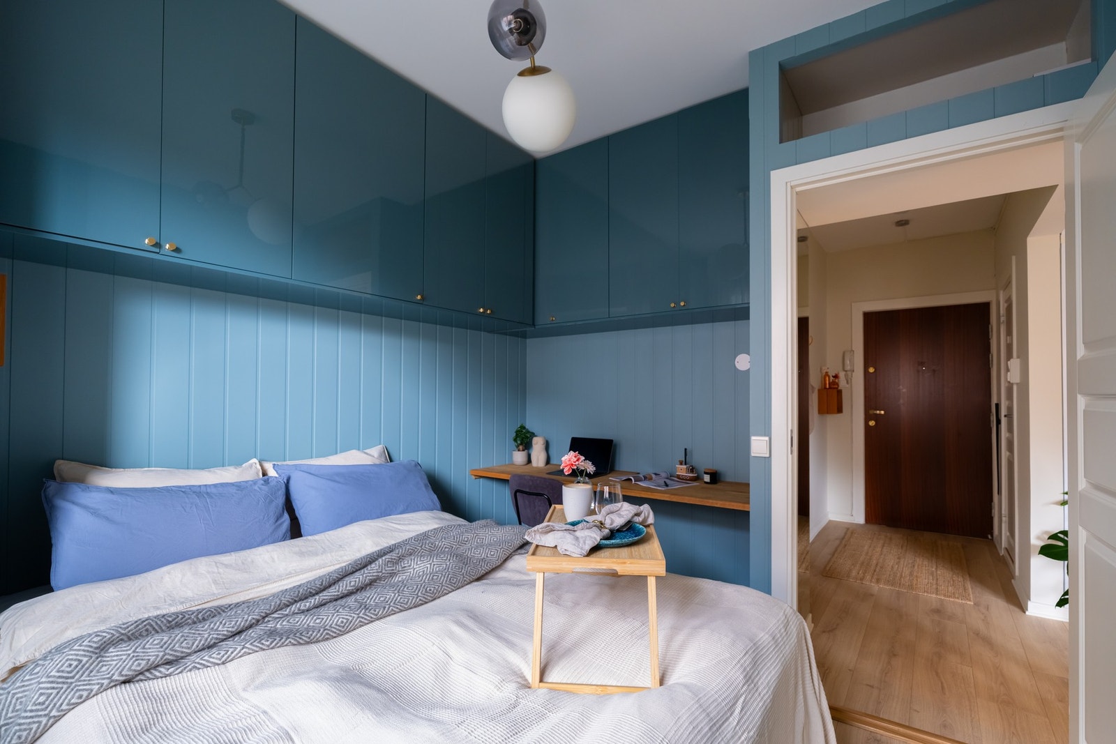 Har du hjemmekontor eller er student så er det plass til skrivepult. Pulten blir stående. Galleribilde