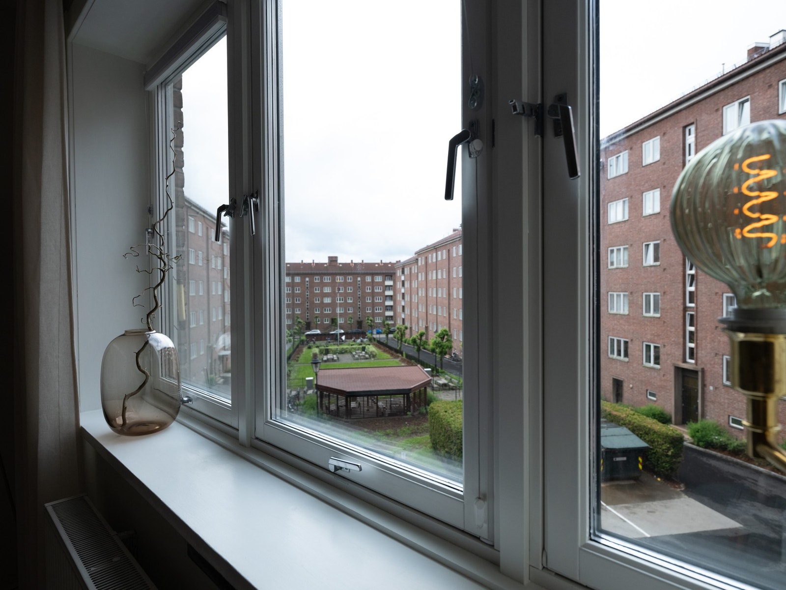 Soverommet er vendt mot rolige fellesområder, så her er alt lagt til rette for en god natt med søvn. Galleribilde