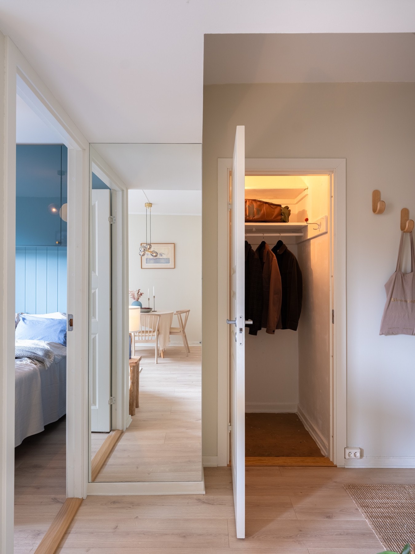 I tilknytning til entréen er det en praktisk innvendig bod med plass til oppbevaring av klær og annet. Galleribilde