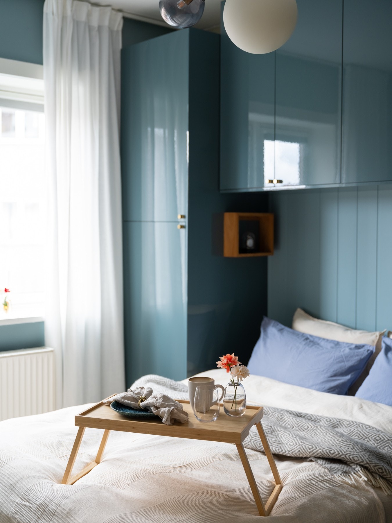 Det er fin plass til dobbeltseng og nattbord. Galleribilde