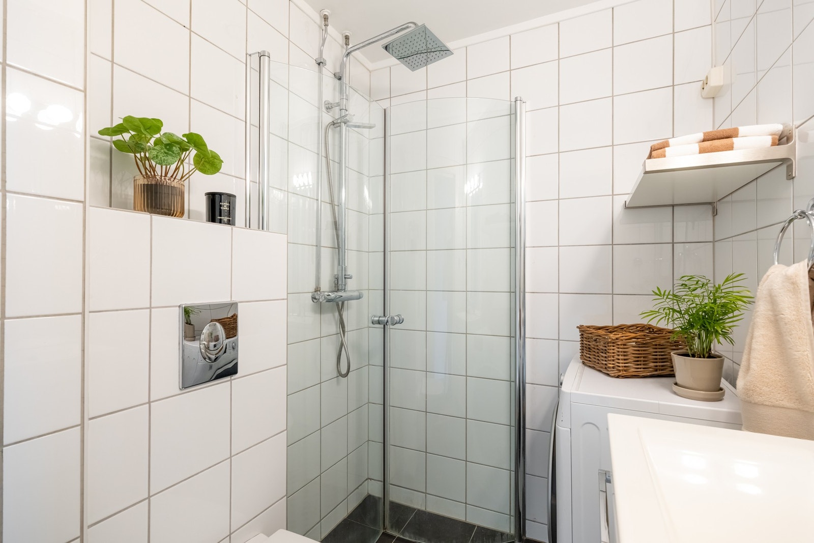 Innredningen består av servant på underskuffer, speil med lys og vegghylle. Videre er det vegghengt toalett og dusjhjørne med svingbare glassdører som frigjør plass på gulvet. Galleribilde
