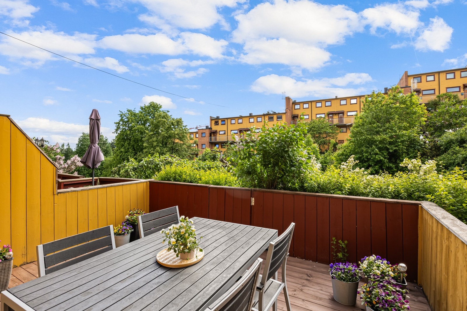 Her kan du virkelig nyte sommerhalvåret til det fulle. Plassen måler ca. 18 kvm og byr på gode solforhold fra tidlig formiddag til kveld. Direkte tilgang til grøntareal. Galleribilde
