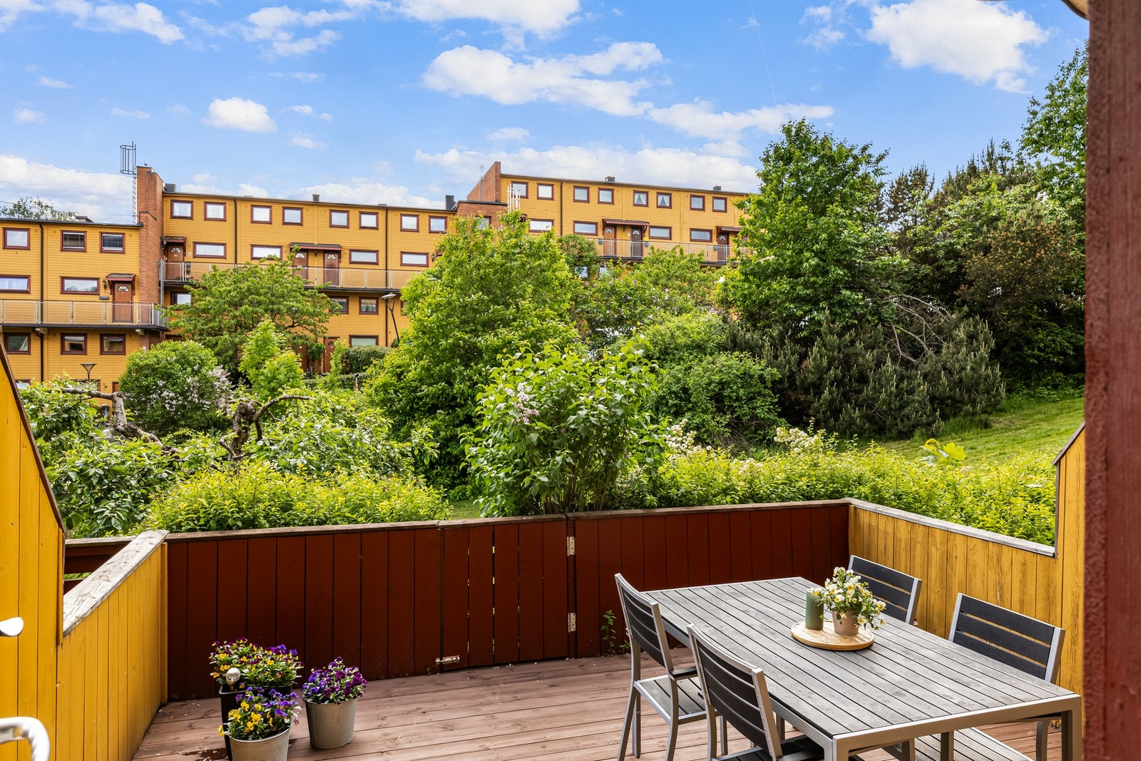 Den enkle tilgangen ut til terrassen gir gode muligheter for at middagene kan nytes ute på fine sommerdager. Galleribilde
