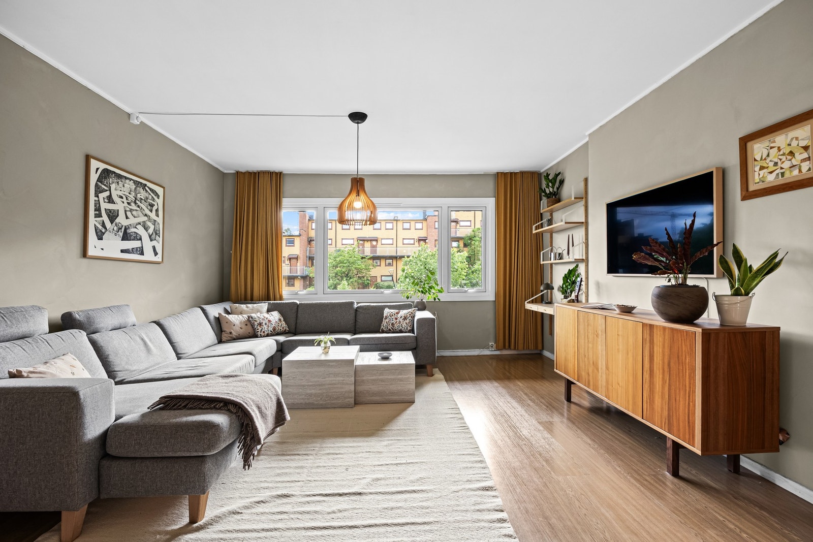 Det er god plass til sofa- og medieløsninger samt oppbevaringsmøblement. Galleribilde