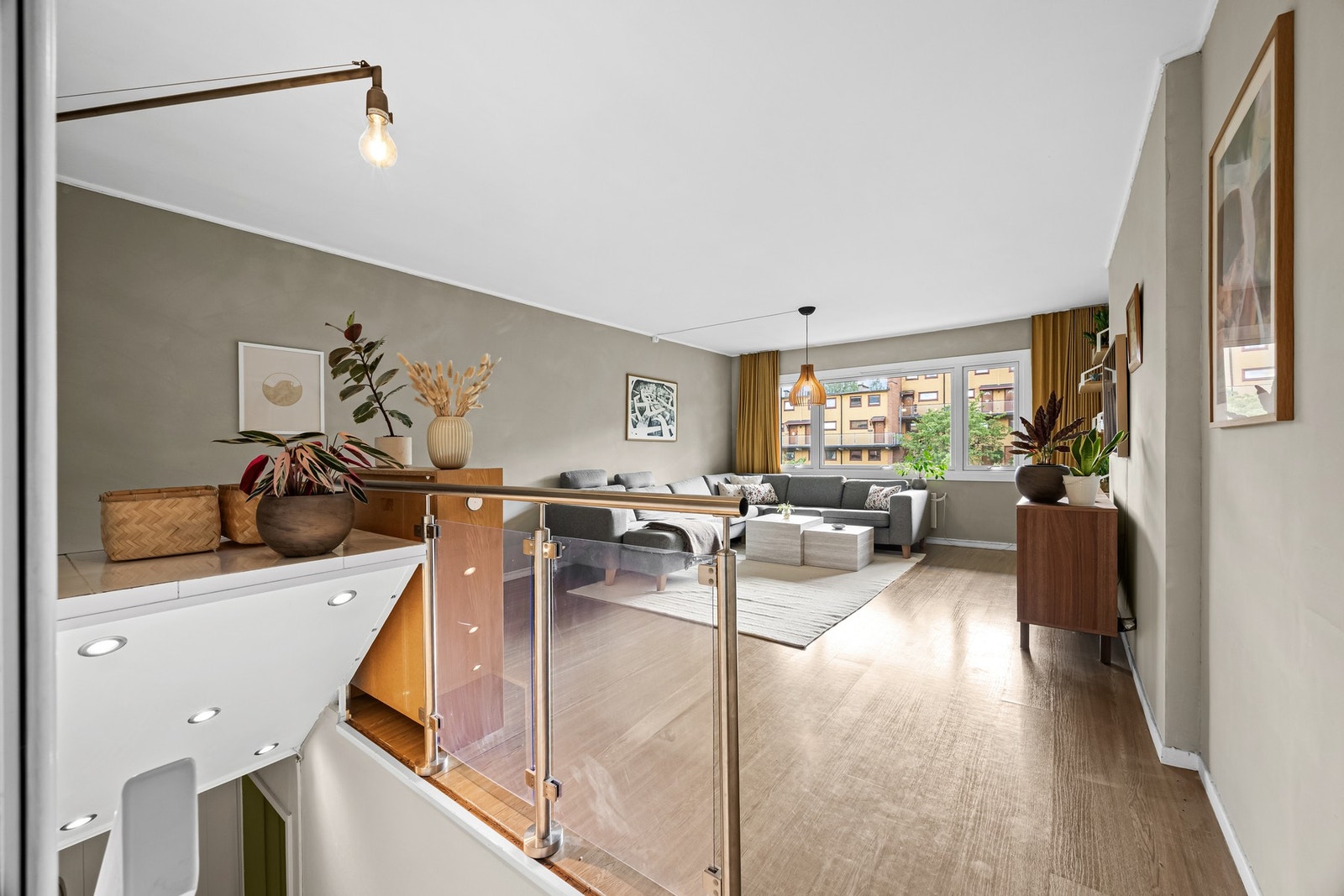 Stuen ligger i boligens 2. etasje og byr på rikelig med naturlig lysinnslipp gjennom store vindusflater. Galleribilde