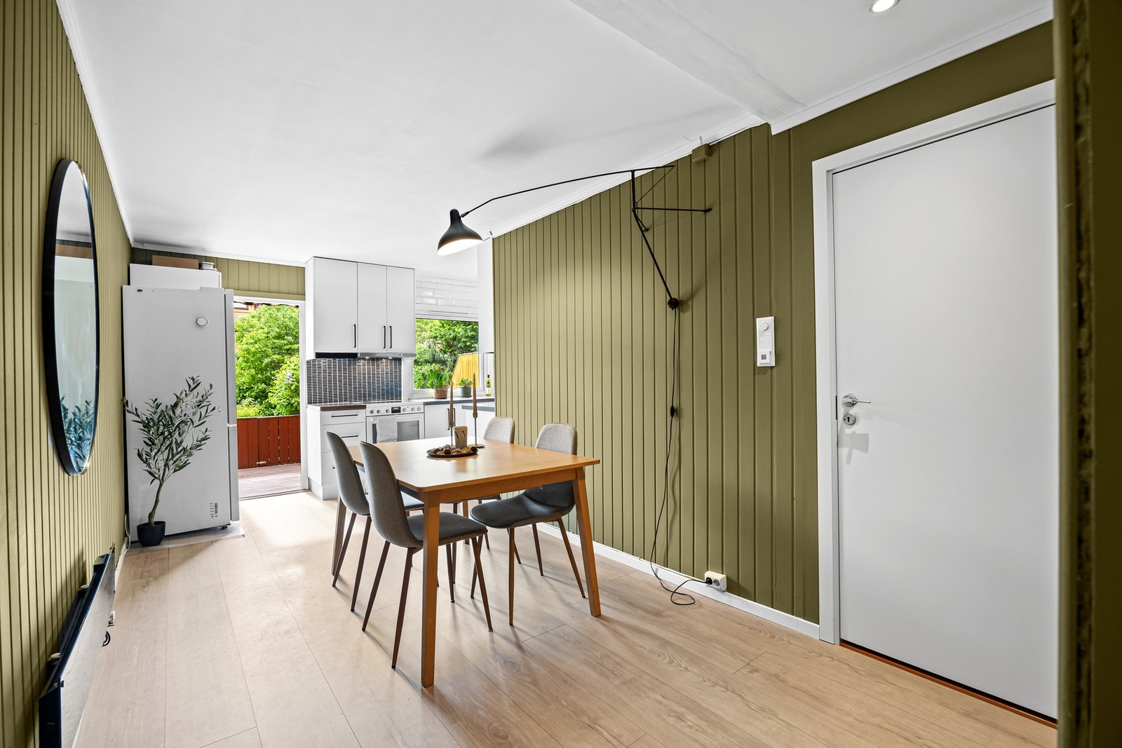 Løsningen på kjøkkenet er romsligere enn mange av de andre leiligheten i borettslaget, så her er det god plass til eget langbord. Galleribilde