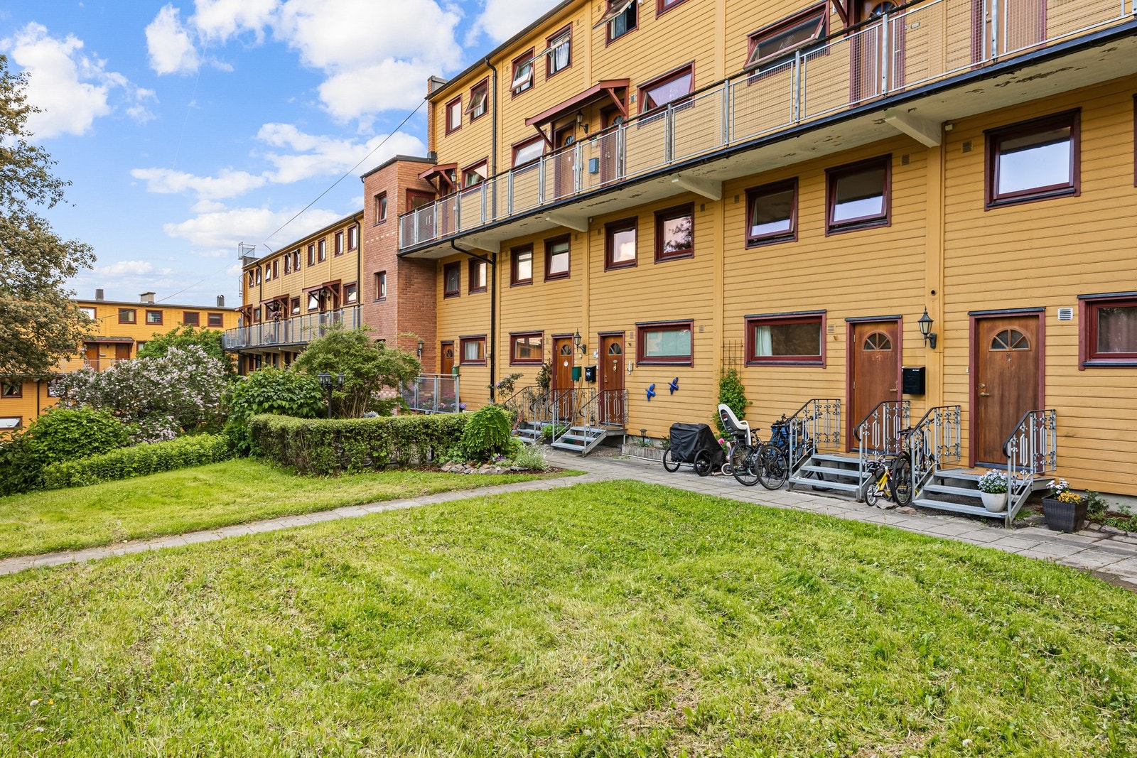 Ved inngangssiden kan man etablere en liten platting. Her kommer morgensolen til sin fulle rett! Galleribilde