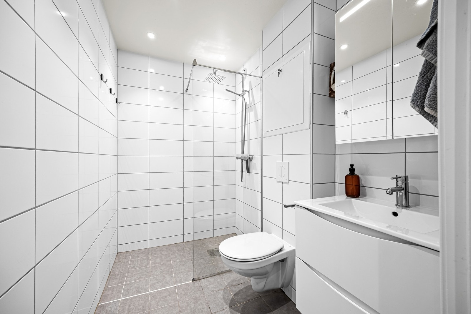 Badet ble totalt modernisert i 2021 i regi av borettslaget. Nøytrale fliser på gulv og vegg samt gulvvarme. Galleribilde