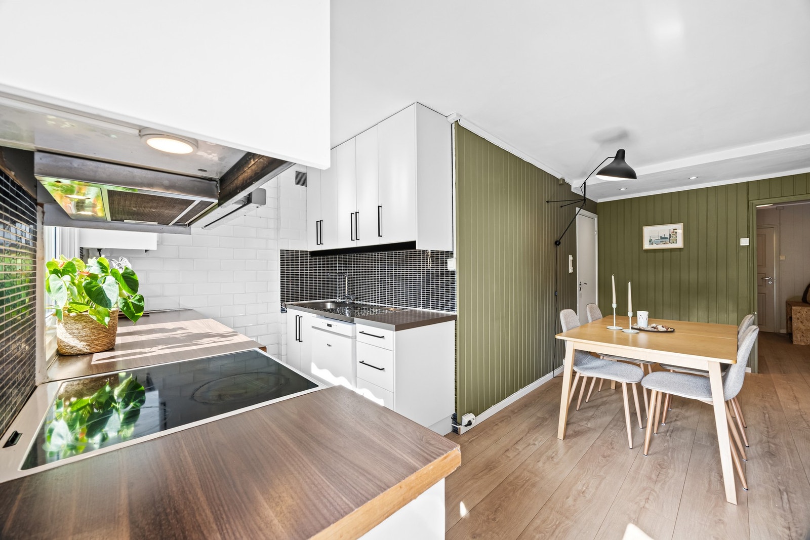 Kjøkkenløsningen er romslig som gir plass til eget langbord. Her er det plass til hele familien. Galleribilde