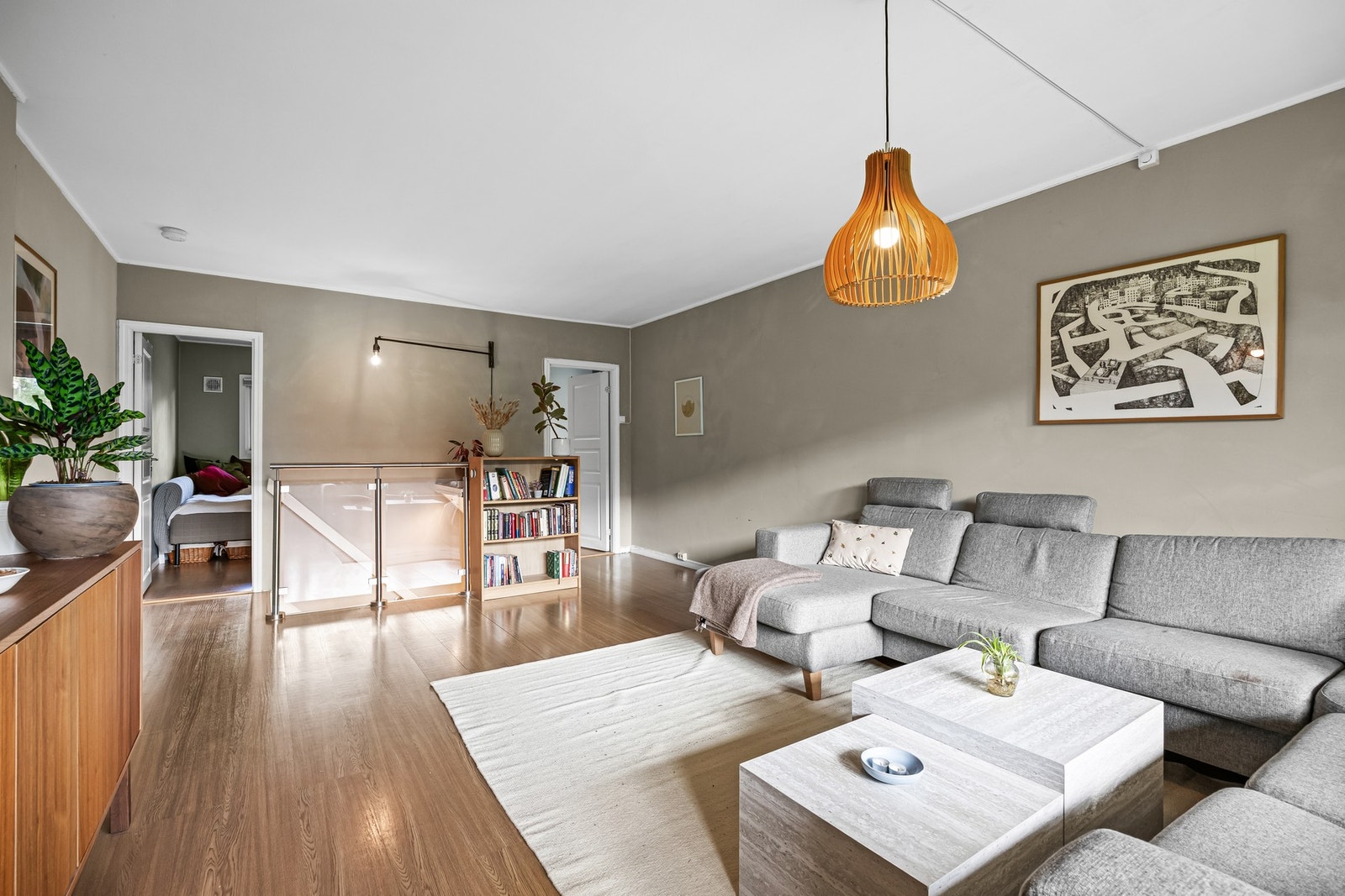Det fine fargevalget på overflatene i kombinasjon med det gode lysinnslippet sørger for en god atmosfære som appelerer til ro og harmoni. Galleribilde