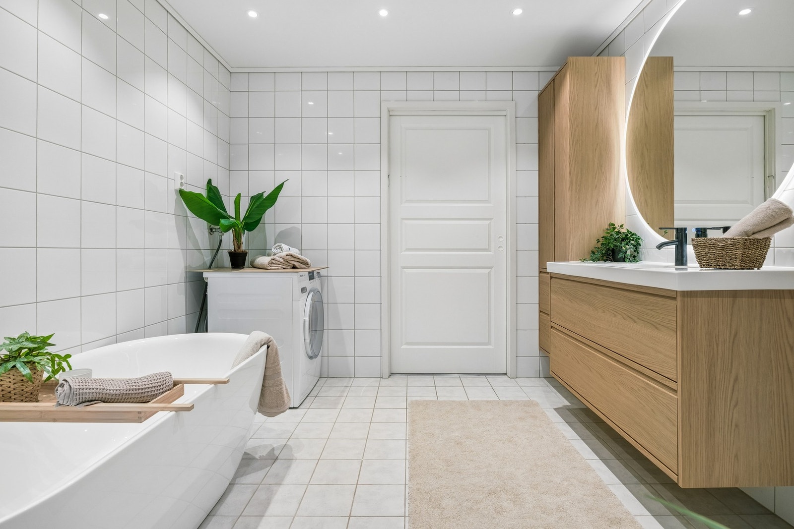 Badet er på hele 10 kvm og er innredet med vegghengt servantinnredning, speil med lys, vegghengt høyskap, dusjhjørne med dører, badekar og vegghengt toalett. Galleribilde