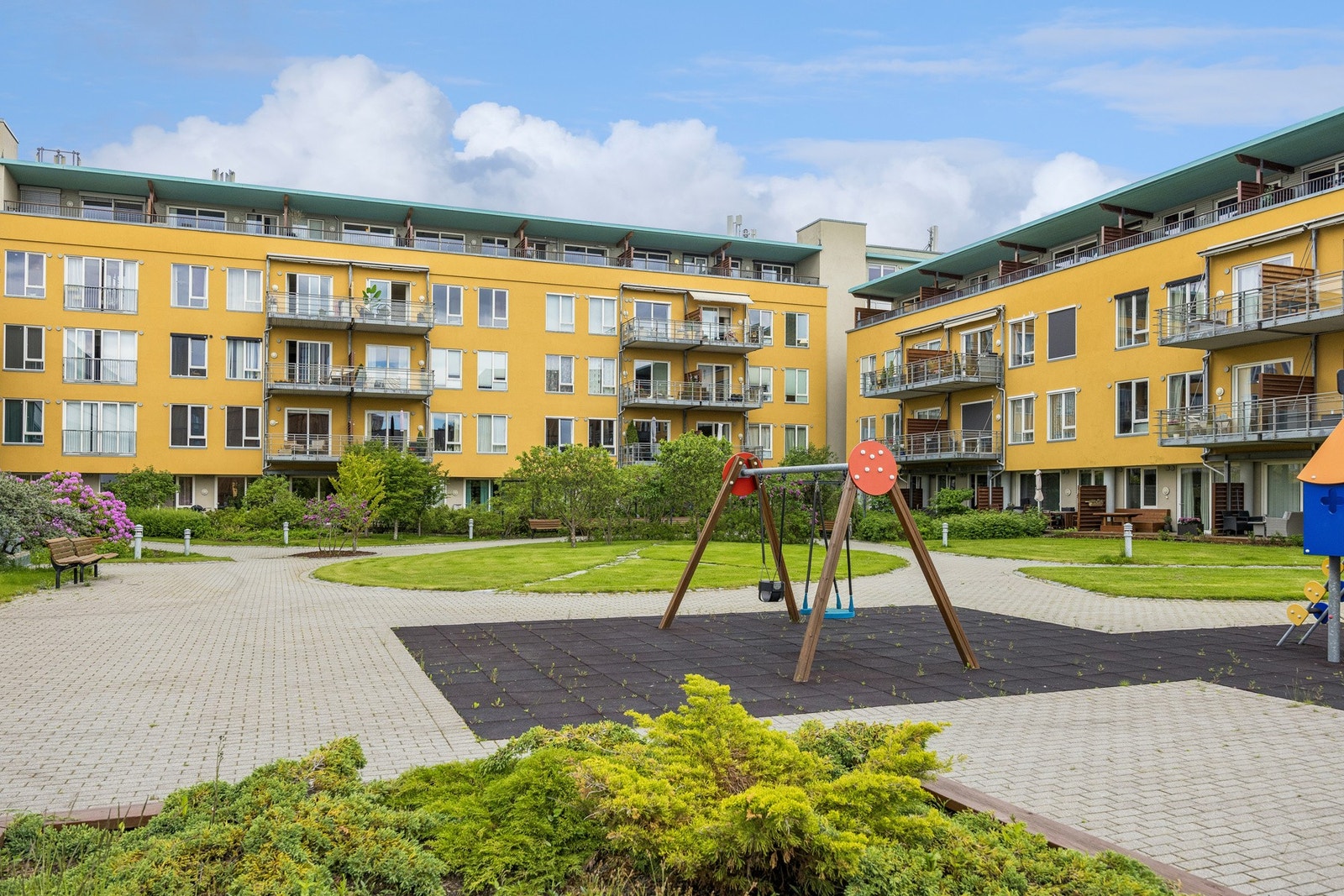 Attraktivt og velstelt boligbygg med fine uteområder. Beliggende på Lade - et populært og etablert område med kort vei til hverdagsfasiliteter, sjønære turområder og gode kommunikasjoner. Galleribilde