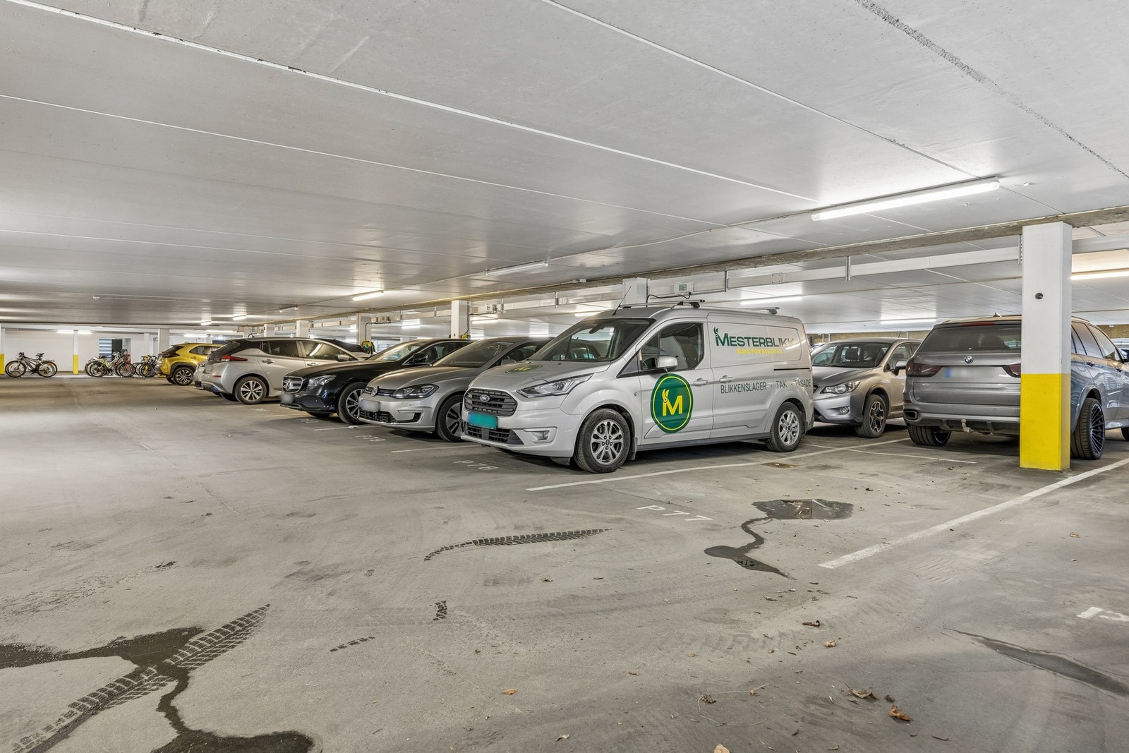 Det medfølger privat parkering i parkeringskjeller- samt bod. Det finnes også gjesteparkering på tildelte plasser rundt blokkene. Galleribilde