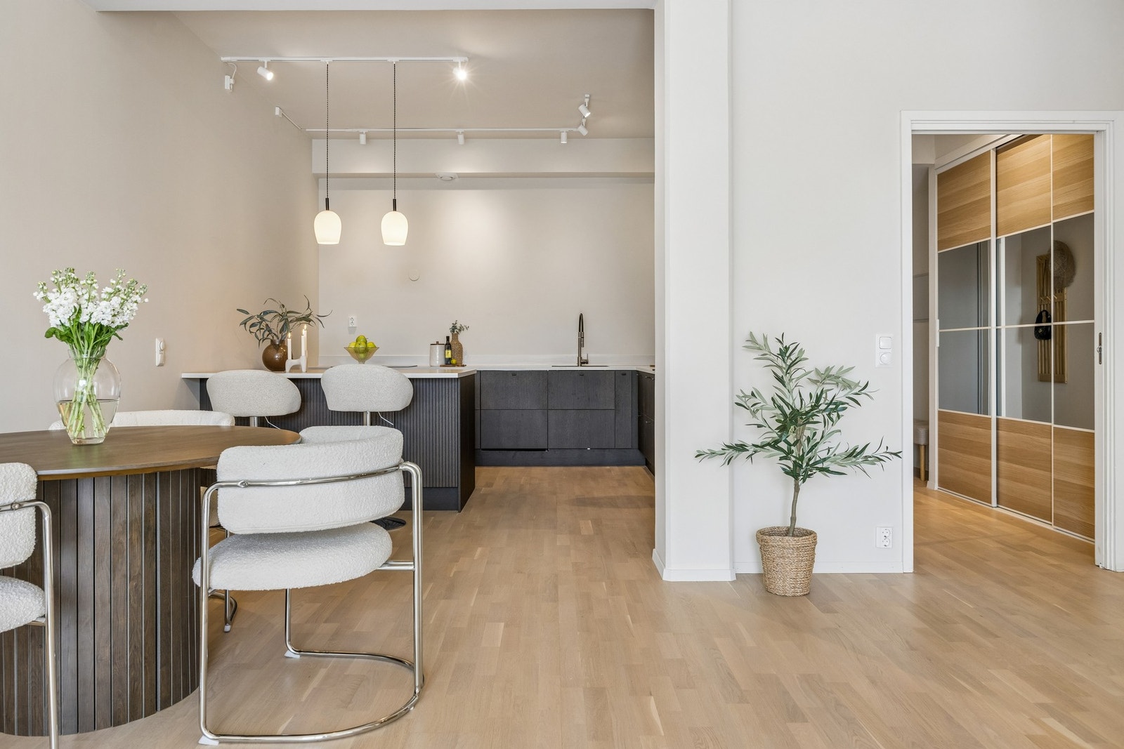 Leiligheten består av stue/kjøkken, gang, bad, entre, 2 soverom og balkong. Galleribilde