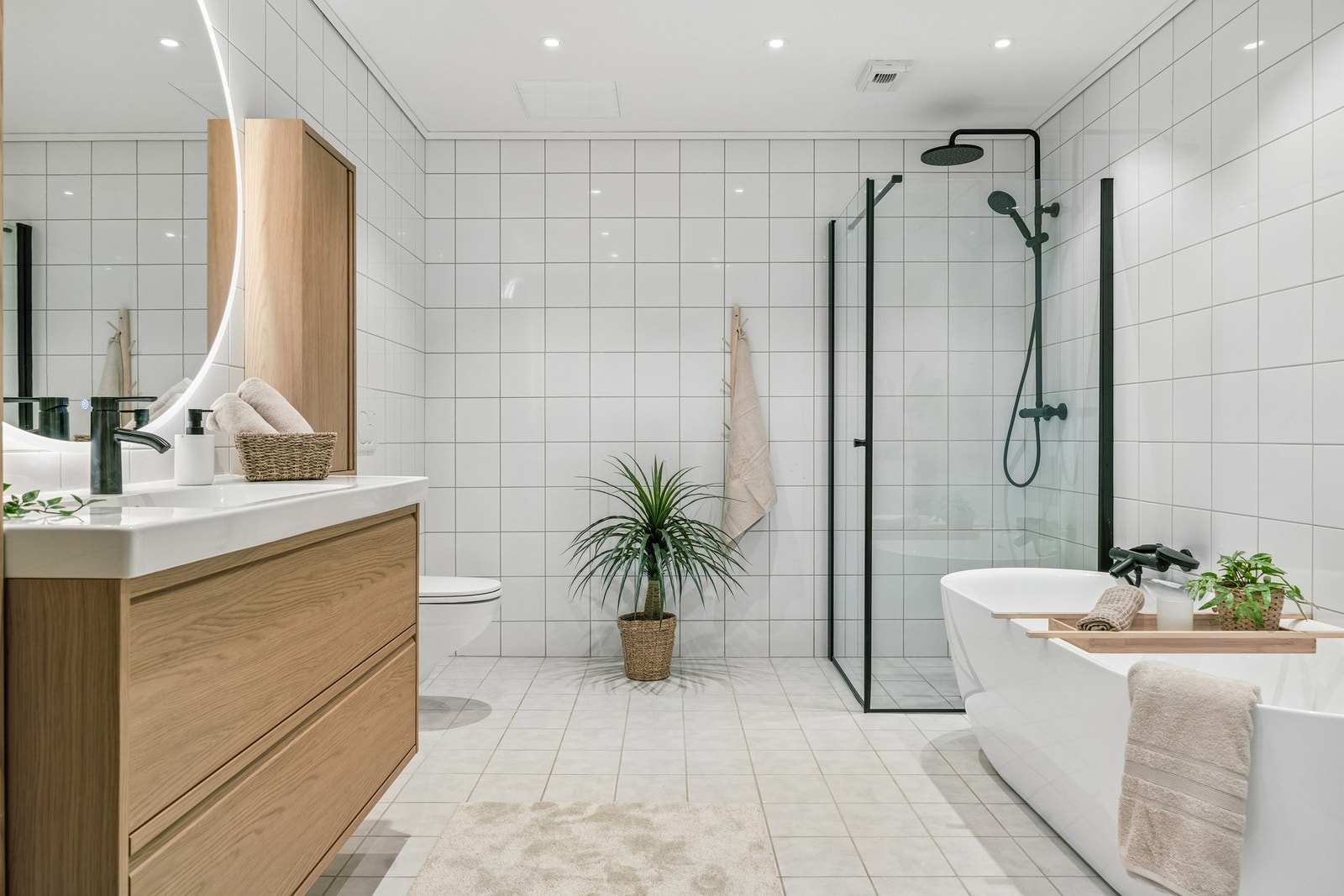 Romslig og moderne bad som fremstår i god stand. Tidløst uttrykk som passer inn med resten av leiligheten. Galleribilde