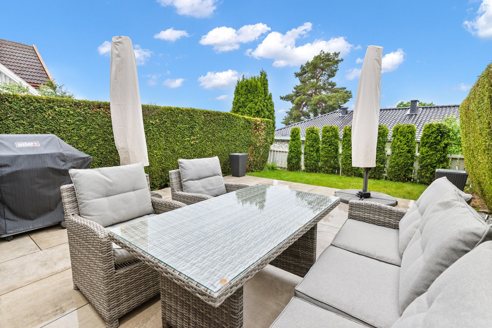 Kombinasjonen av terrasse og hage gir flotte bruksområder gjennom hele sesongen. Det ble plantet ny tuja mot grensen mot vest i 2019. Galleribilde