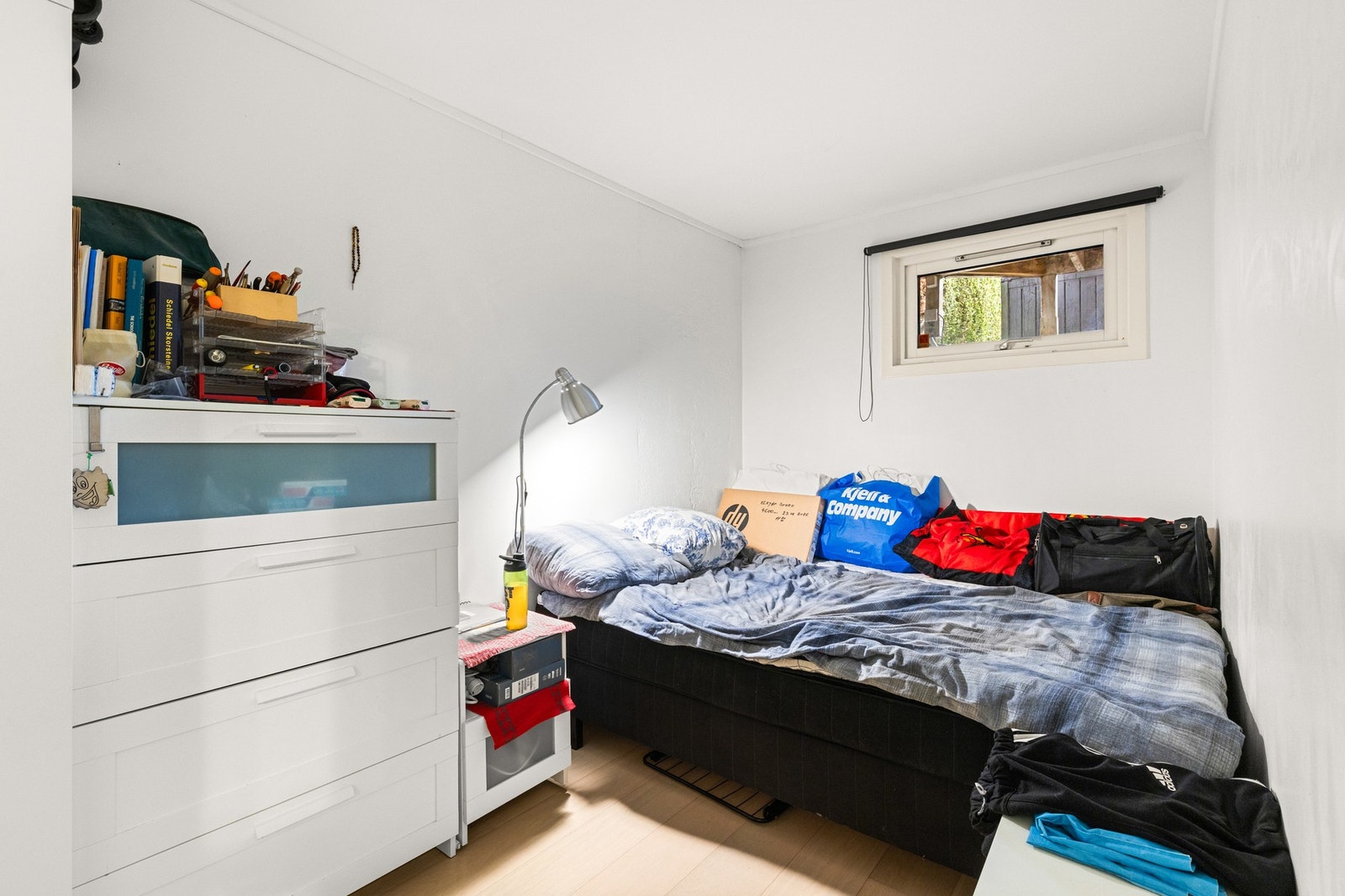 Lysforholdene i det som er innredet som stue og sovalkove tilfredstiller ikke forskriftens krav til rom for varig opphold. Galleribilde