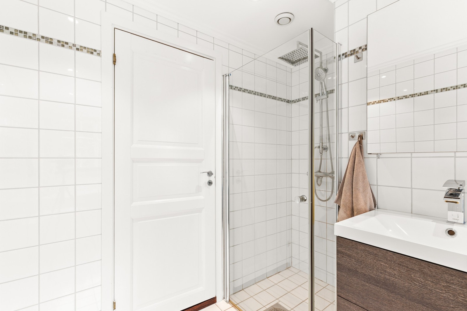 Badet fremstår innbydende og tilrettelagt for en komfortabel hverdag. Galleribilde