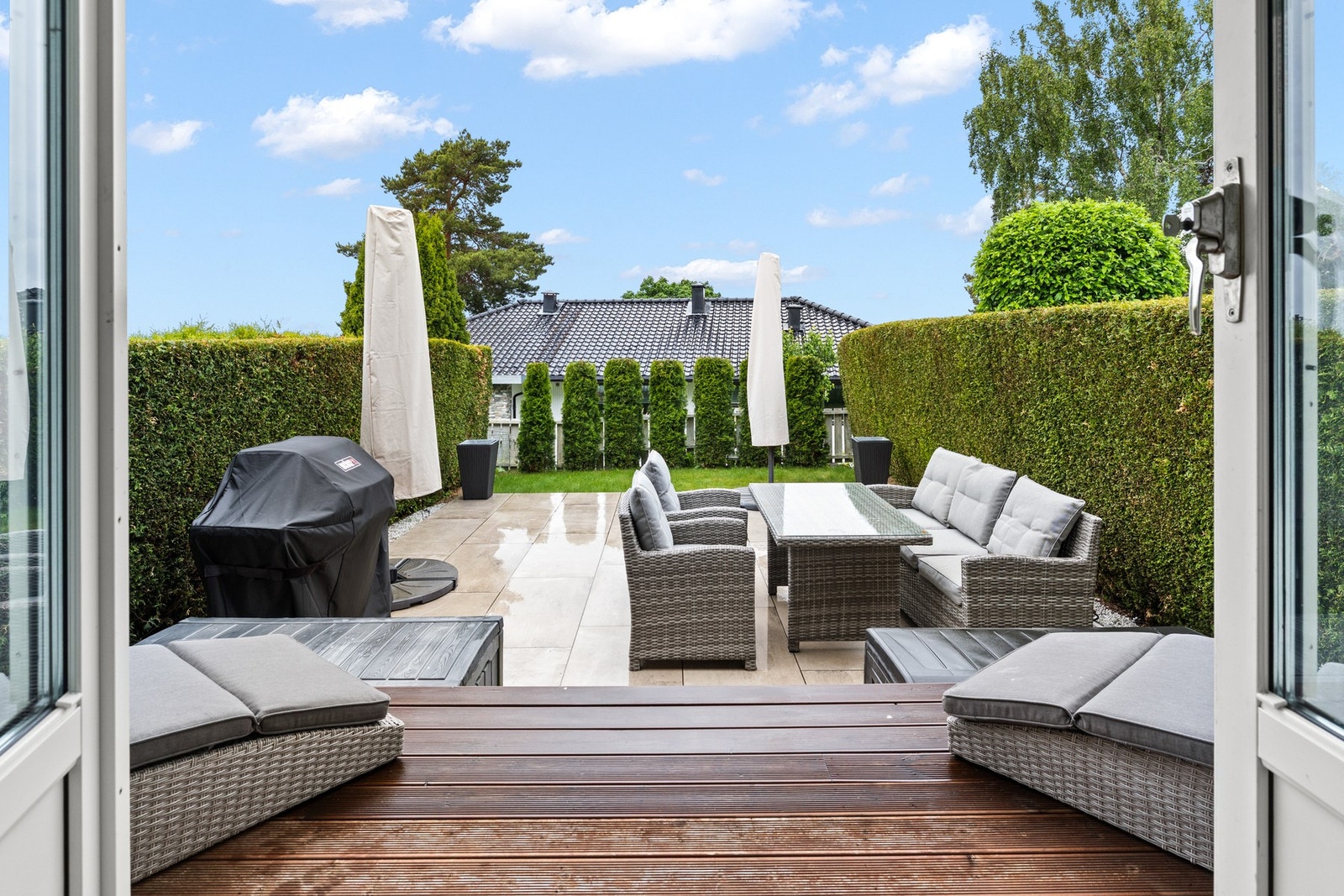 Solrik, vestvendt terrasse med god plass til flere sittegrupper. Galleribilde