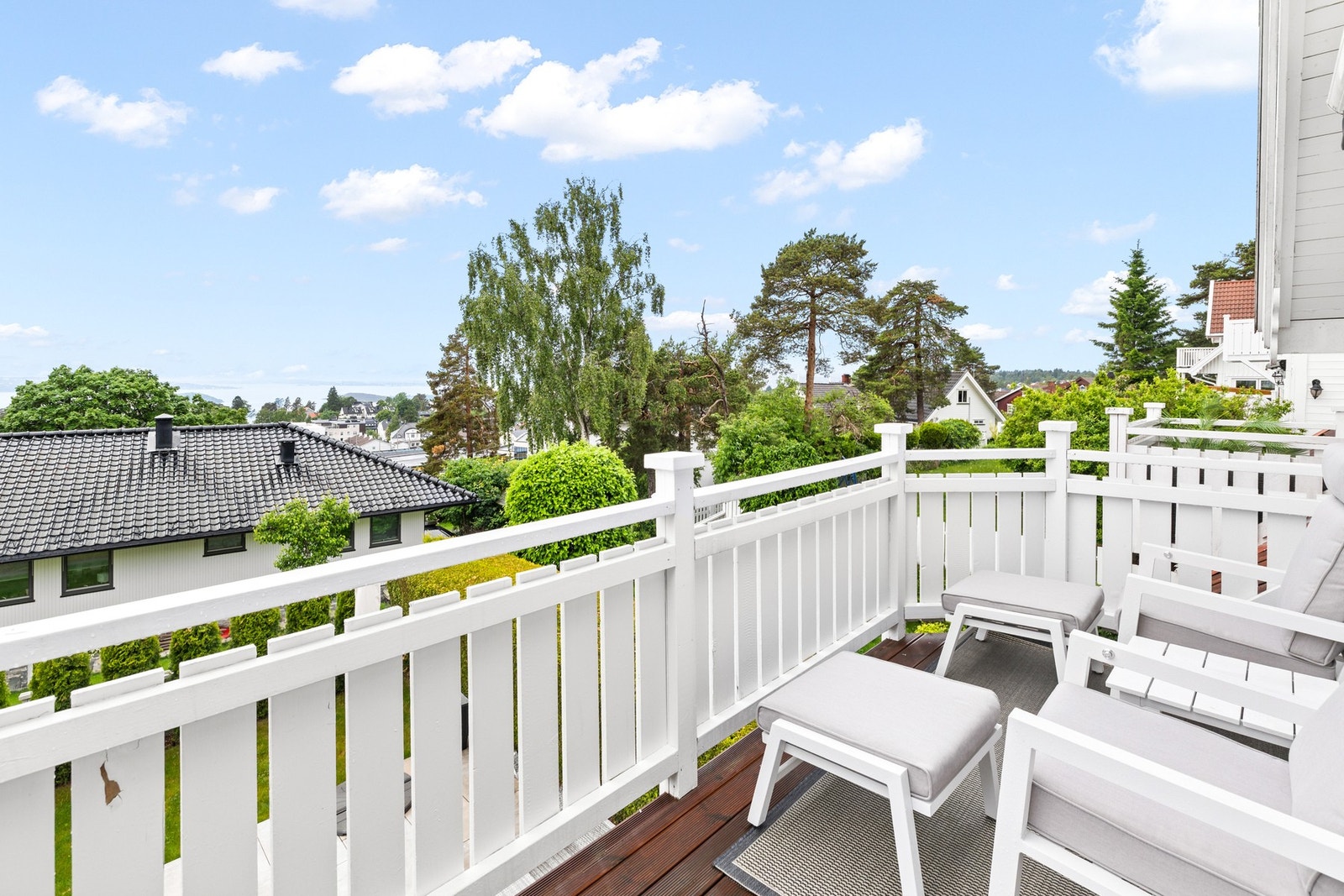 Hyggelig balkong med flott utsyn over nærområdet og gode solforhold. Galleribilde