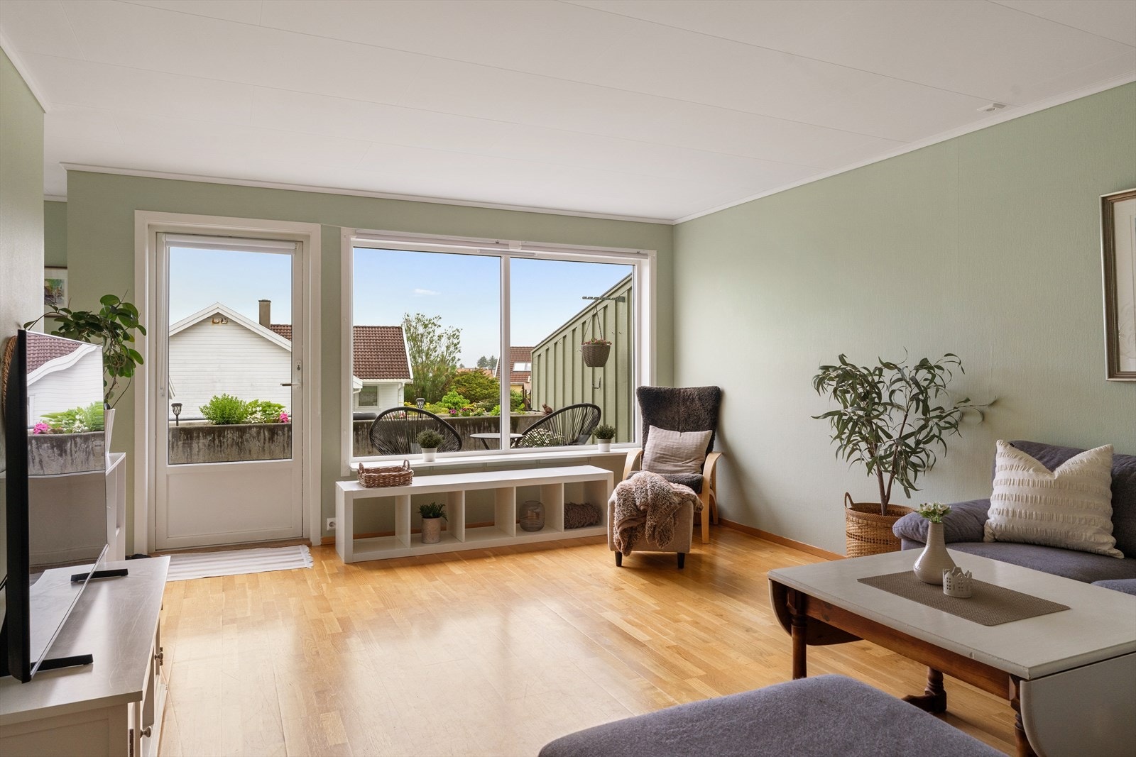 Store vindusflater og terrassedør gir godt med naturlig lys inn i stuen. Galleribilde