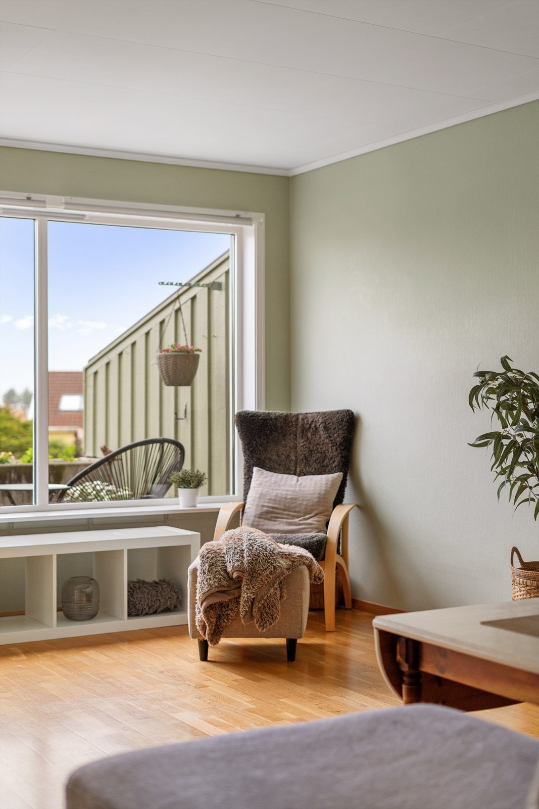 Fra stuen er det utsikt mot terrassen og nærområdet. Galleribilde