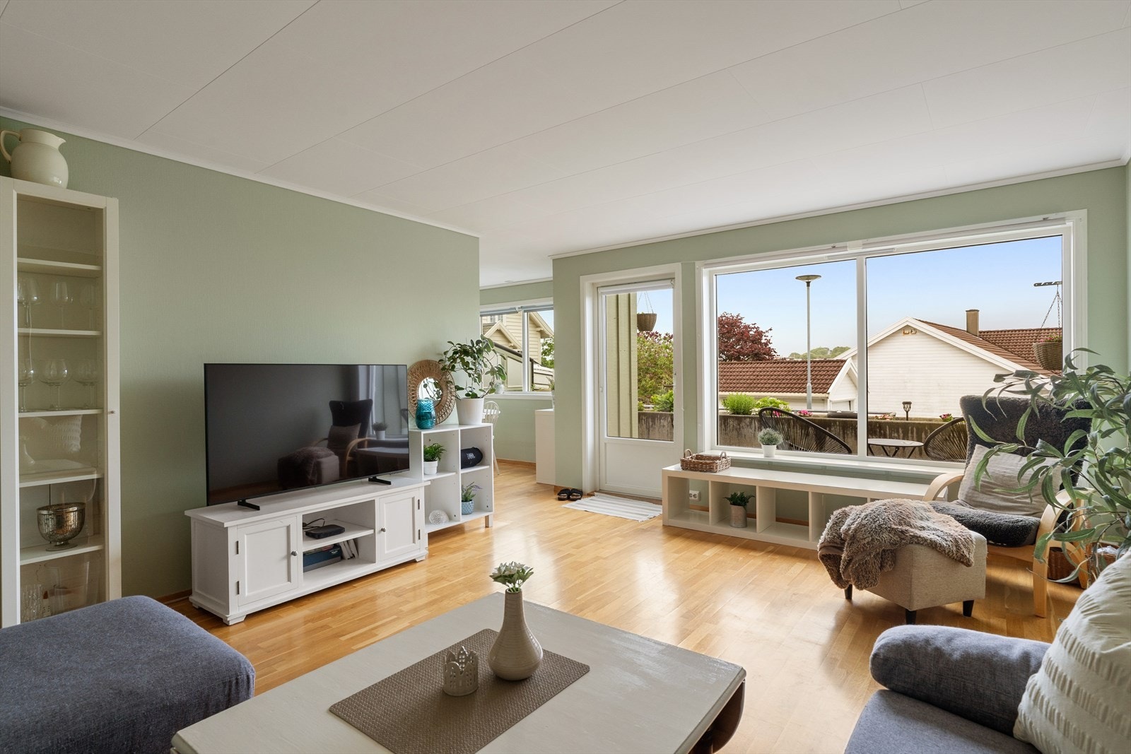 Stuen har god plass til sofagruppe og utgang til terrassen. Galleribilde