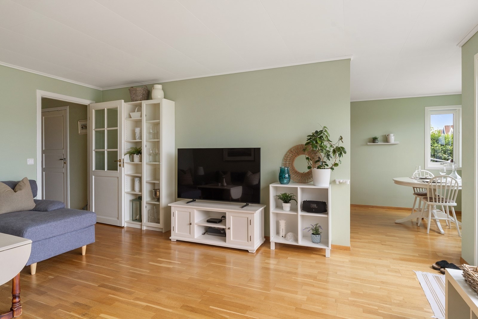 Den åpne løsningen gir en god romfølelse og fleksible møbleringsmuligheter. Galleribilde