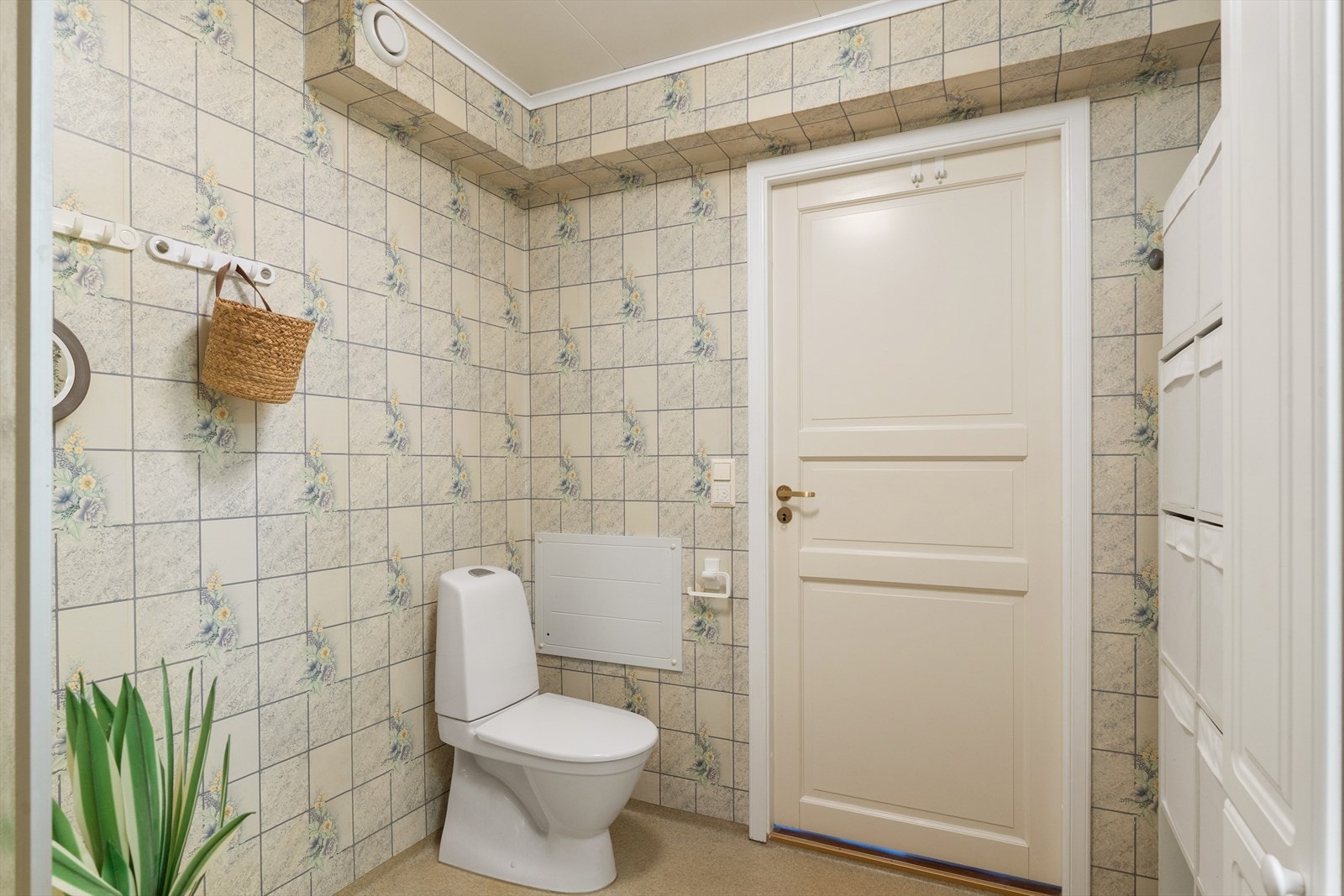 Badet er utstyrt med et toalett som ble skiftet i 2024. Galleribilde