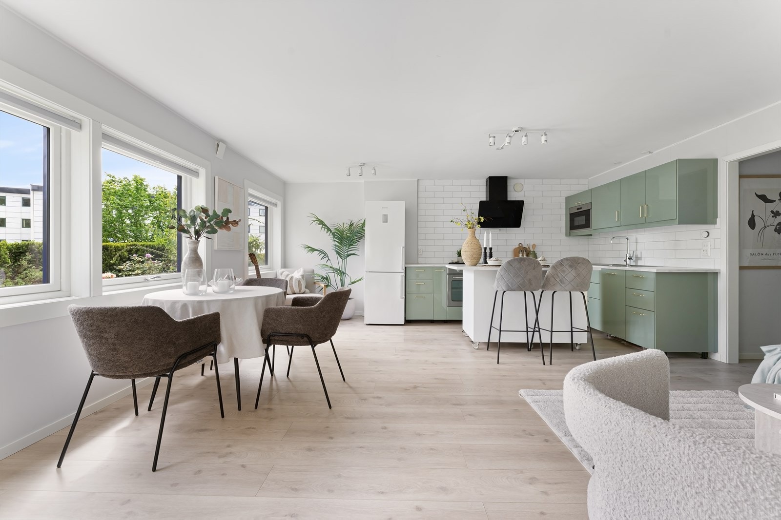 Velkommen til en lys, totaloppusset leilighet med egen liten hage (foto: Zovenfra AS) Galleribilde