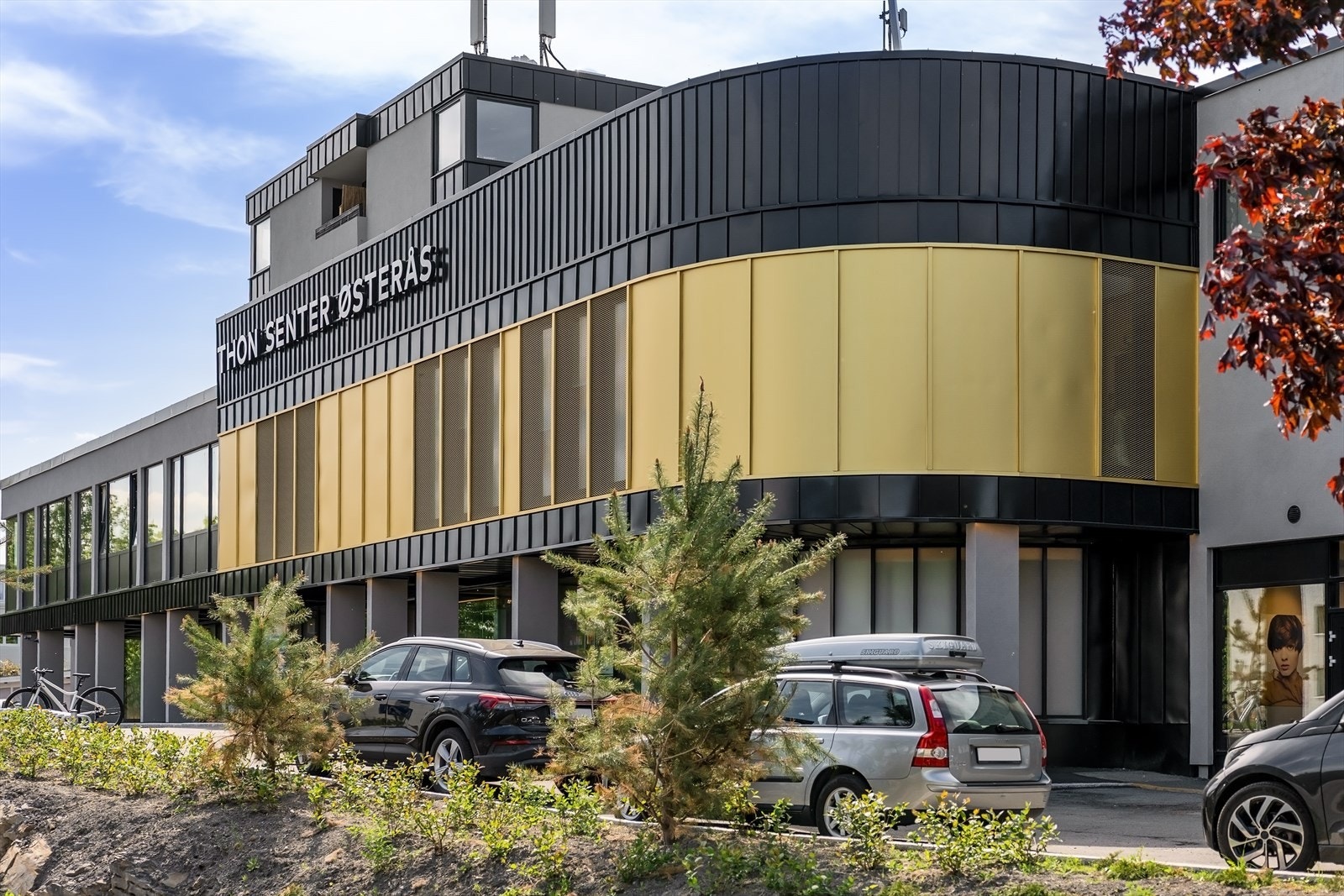 Lokalt senter med det nødvendige av butikkutvalg, ferdig oppusset høst 2025 Galleribilde