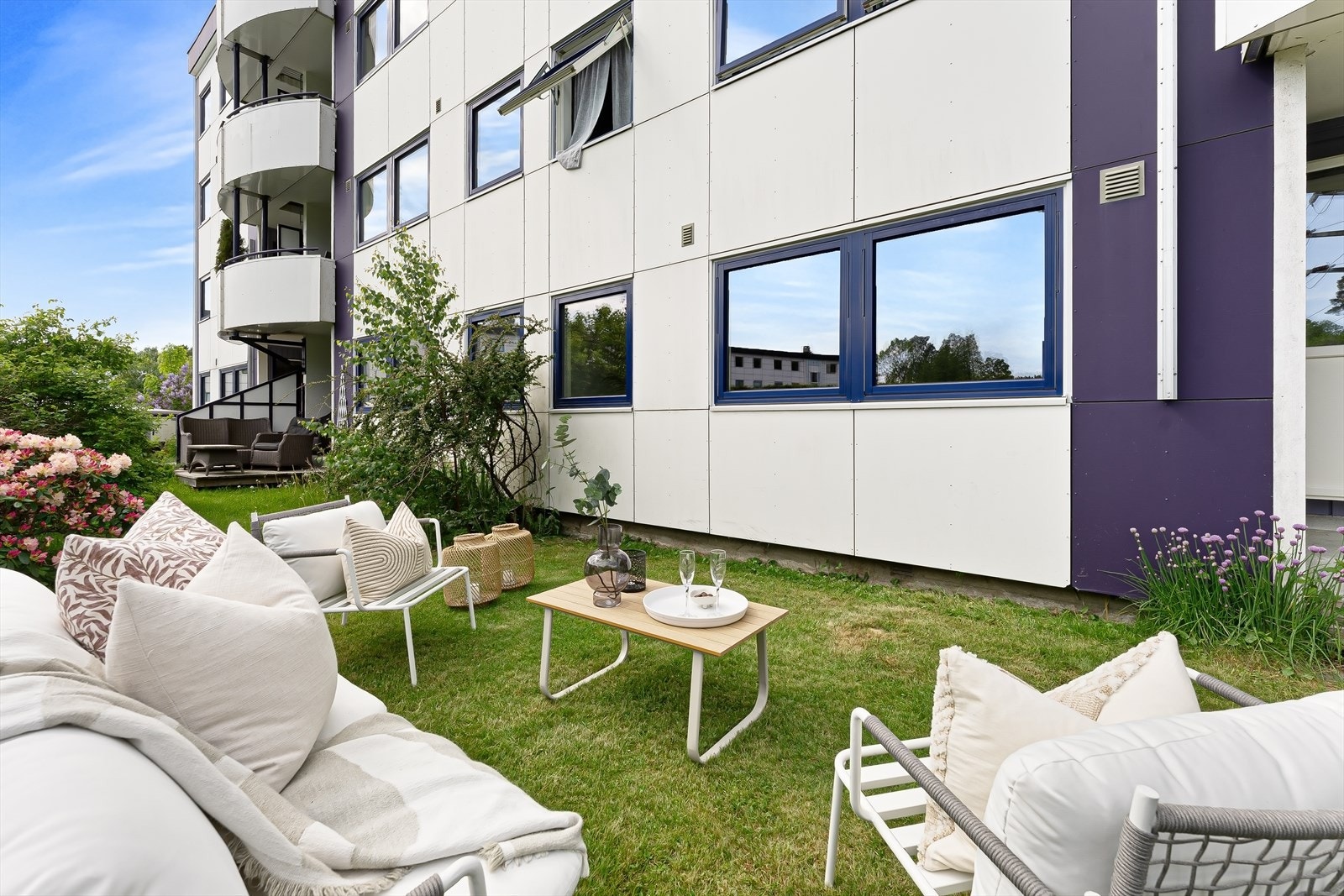 Leilighetens front og private del av hagen Galleribilde