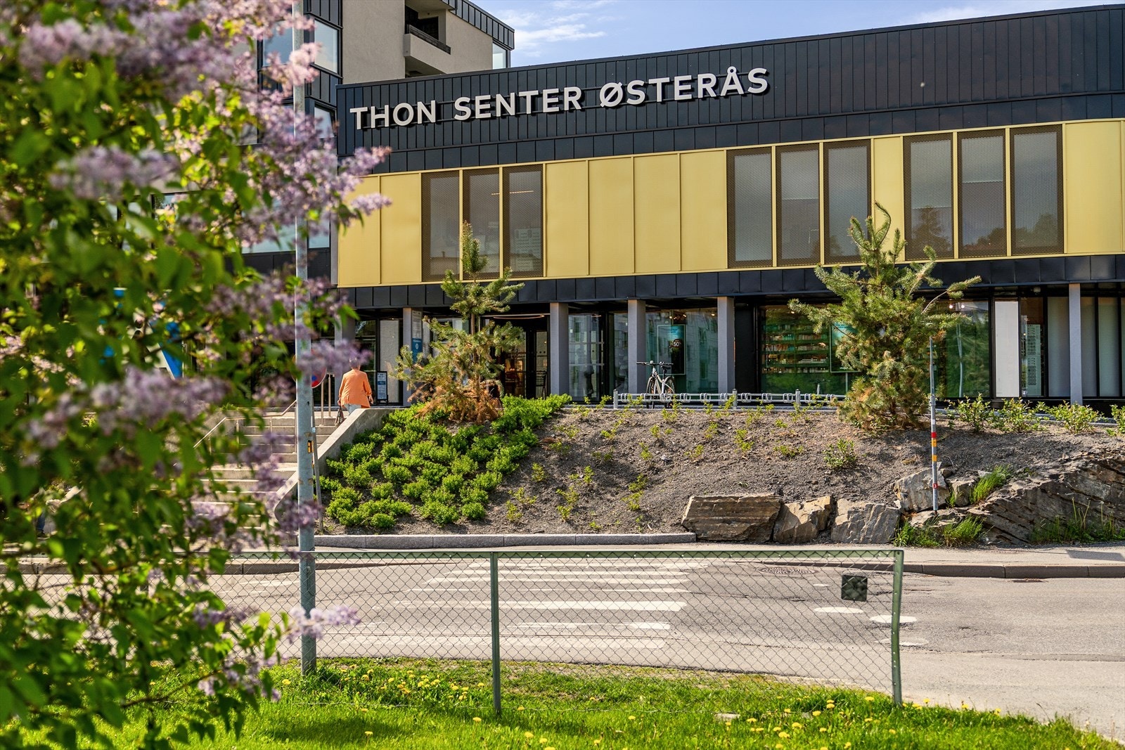Svært praktisk at hyggelige Østerås senter er nabo til borettslaget Galleribilde