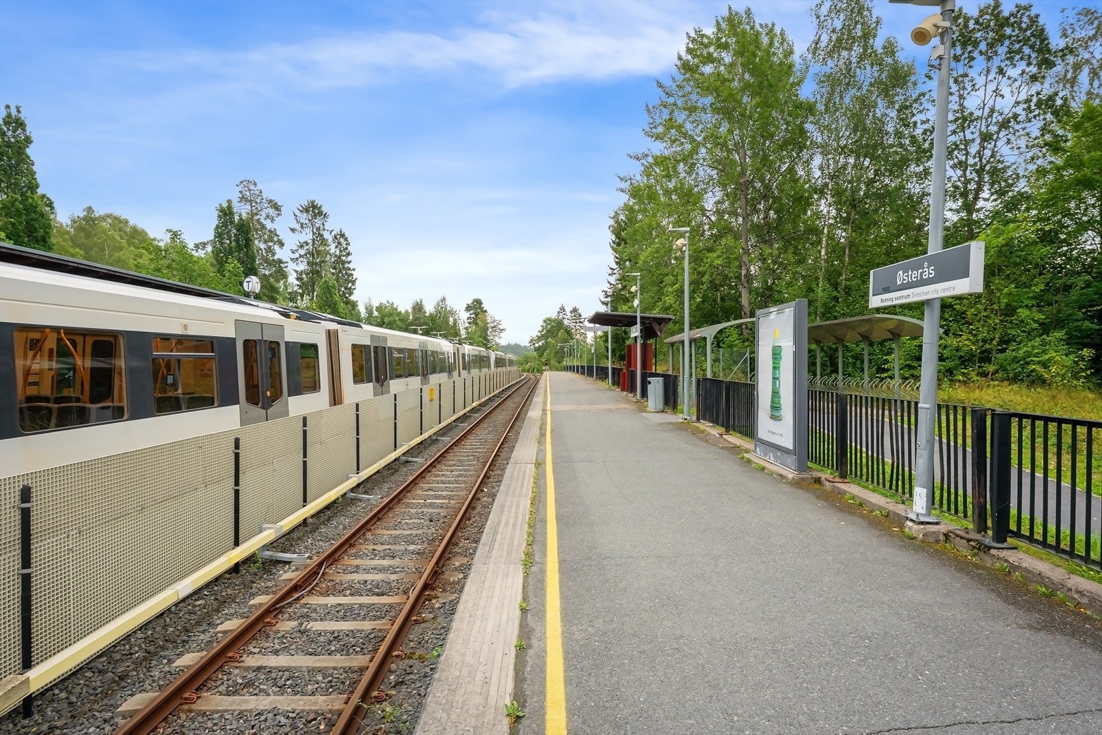 Få minutter til Østerås T-banestasjon som tar deg effektivt til bl.a. Røa, Majorstuen og sentrum Galleribilde
