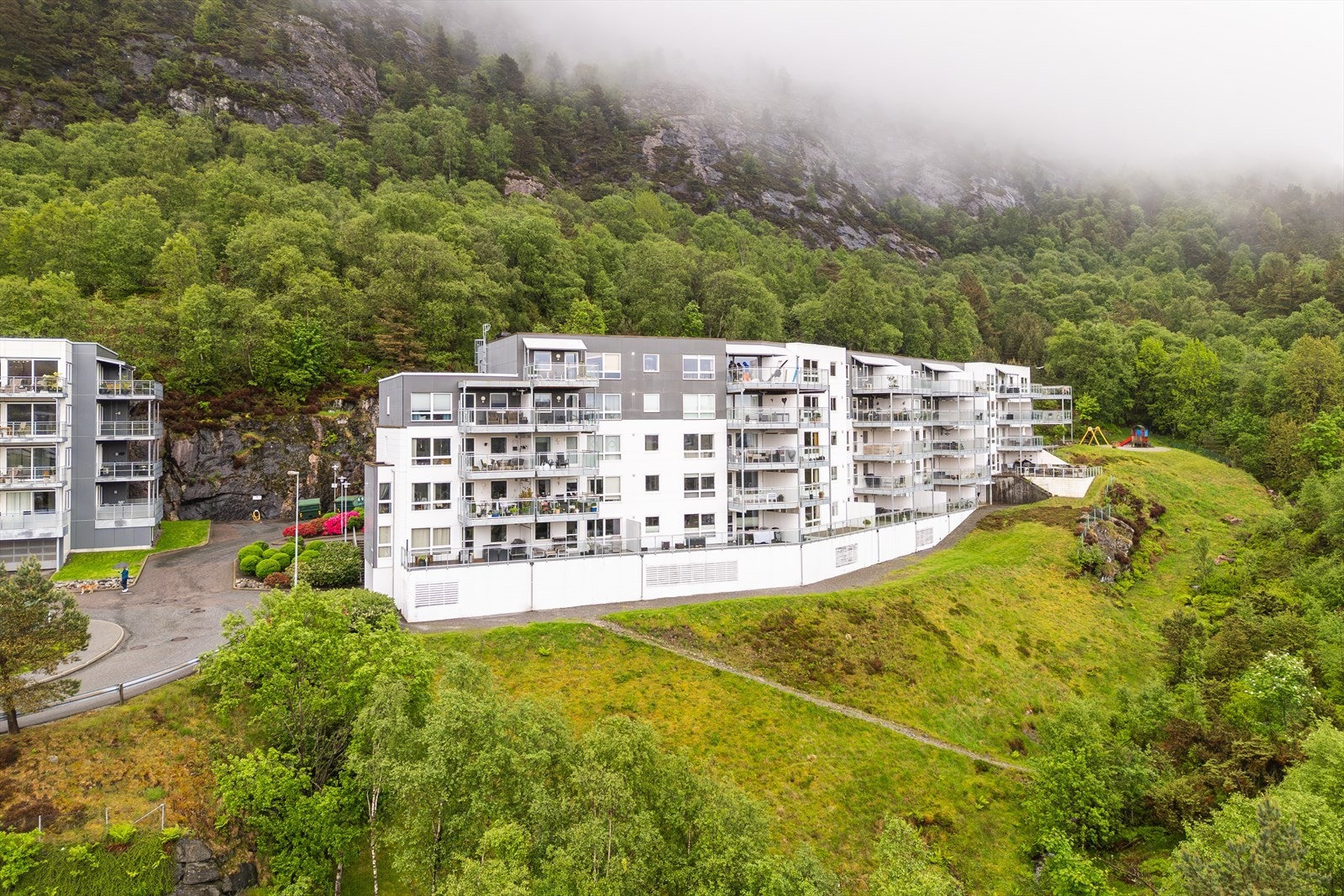 Her bor du like ved turstien opp til byfjellet Lyderhorn. På få minutter kommer du deg til RV. 555 som tar deg til Sotra, Askøy, Bergen sentrum mm. på kort tid. Galleribilde