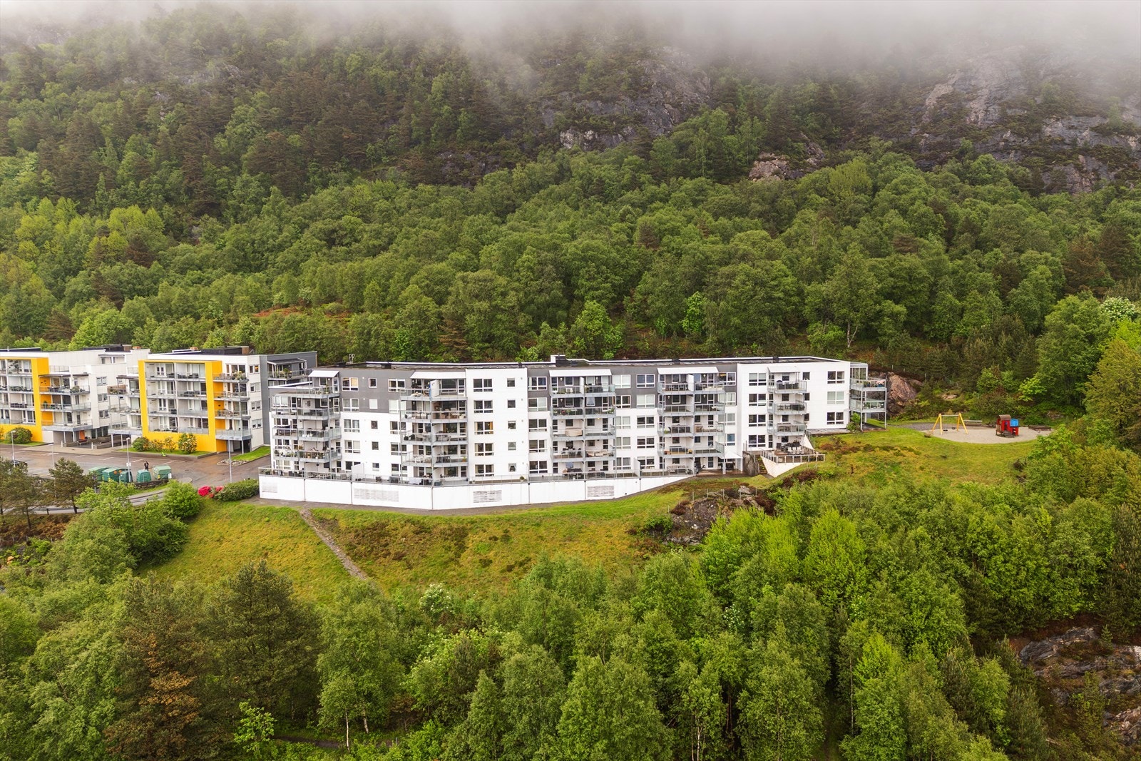 Her bor du fint til med heis, utsikt, gode solforhold og fast garasjeplass. Galleribilde