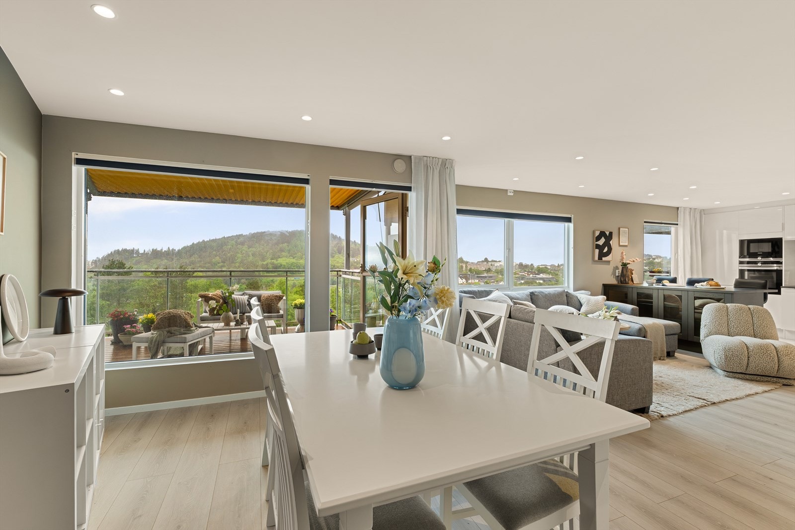 Leiligheten måler 88 m² med god plass til ønsket møblement. Galleribilde