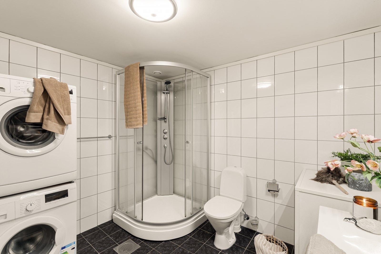 Badet er helfliset med varmekabler i gulvet. Galleribilde