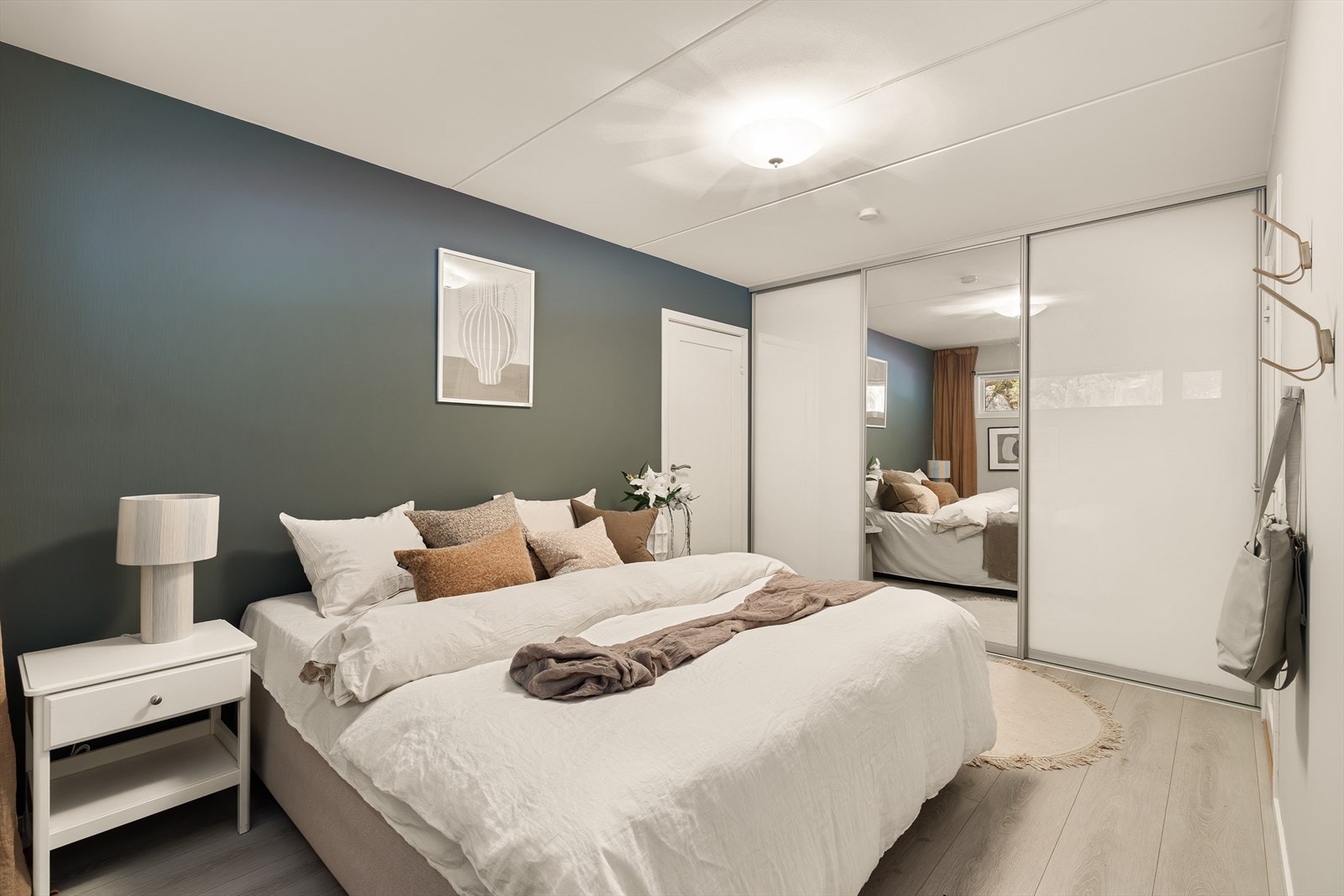 Et svært romslig hovedsoverom med stor skyvedørsgarderobe og innvendig bod som kan innredes som garderobe. Galleribilde