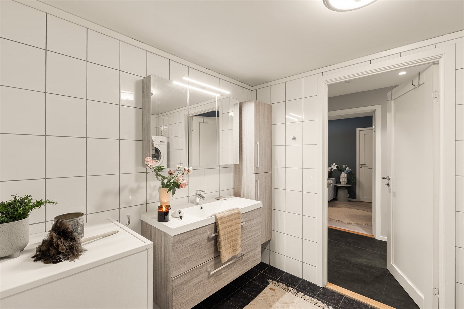 Moderne møblement med oppbevaringsplass. Galleribilde