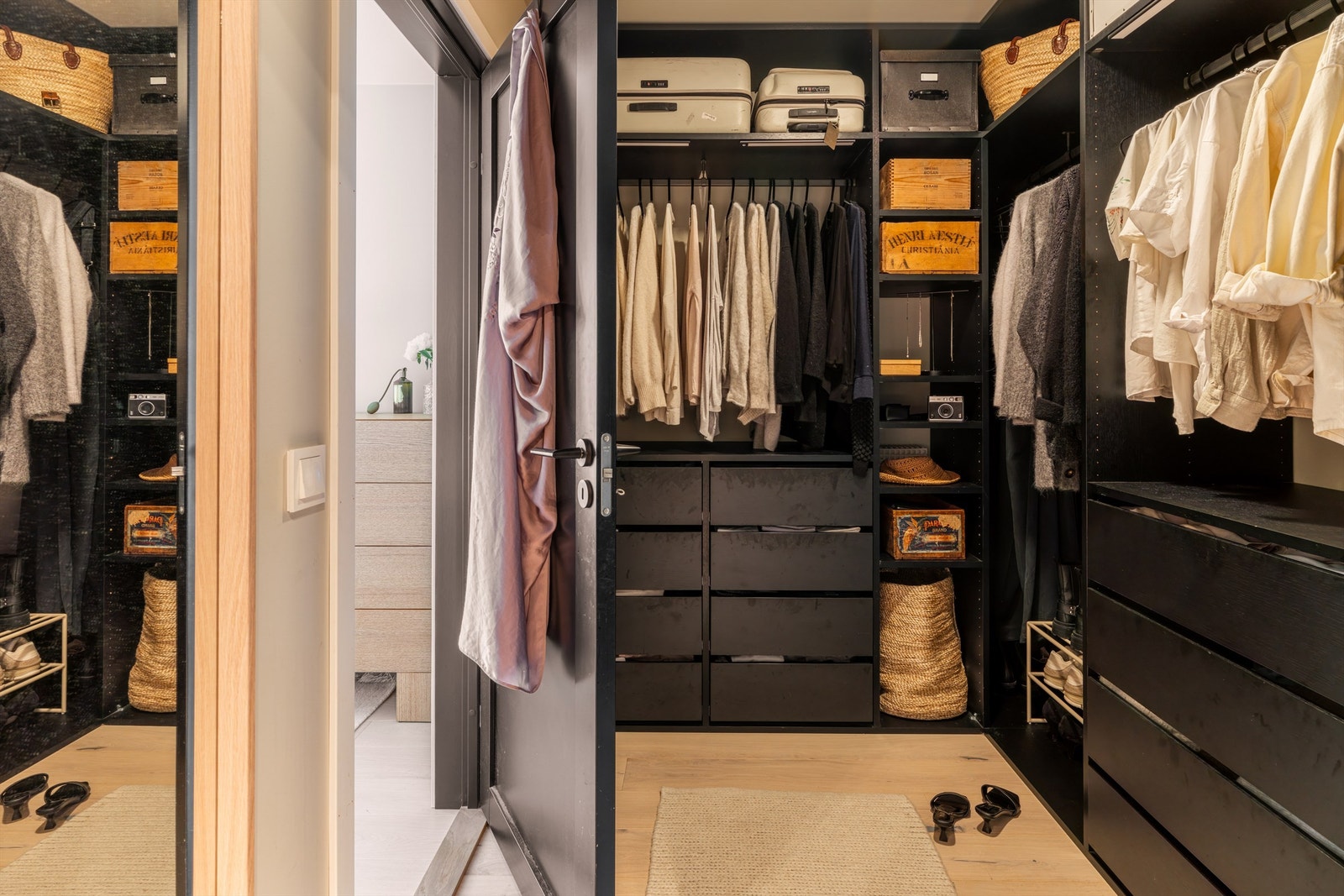 Garderobe med masse oppbevaring og tilknytning til bad. Galleribilde