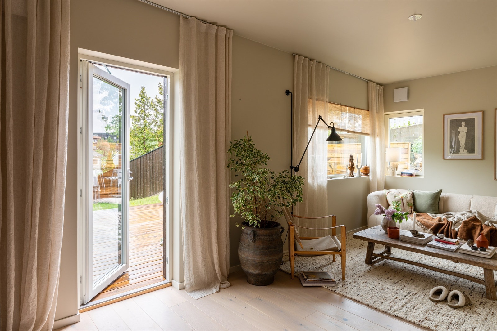 Kjellerstue med opplegg til kjøkken som gjør det mulig å etablere en hybeldel. Galleribilde