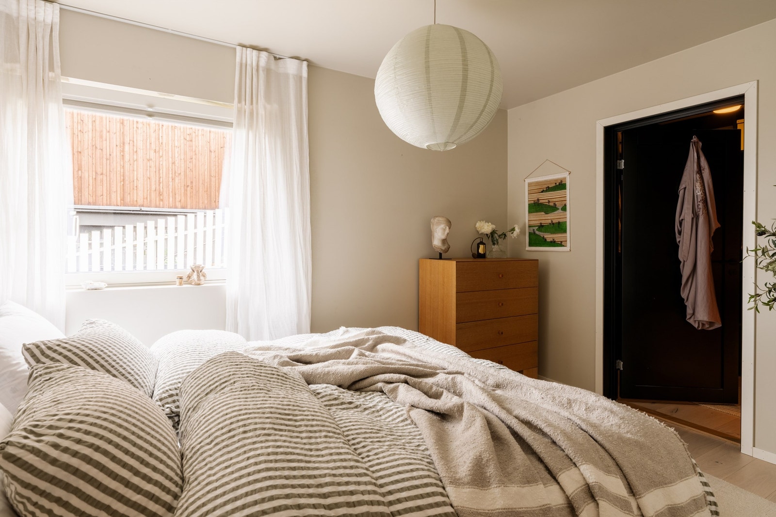 Soverommet er tilknyttet eget walk-in-closet med videre gjennomgang til badet. Galleribilde