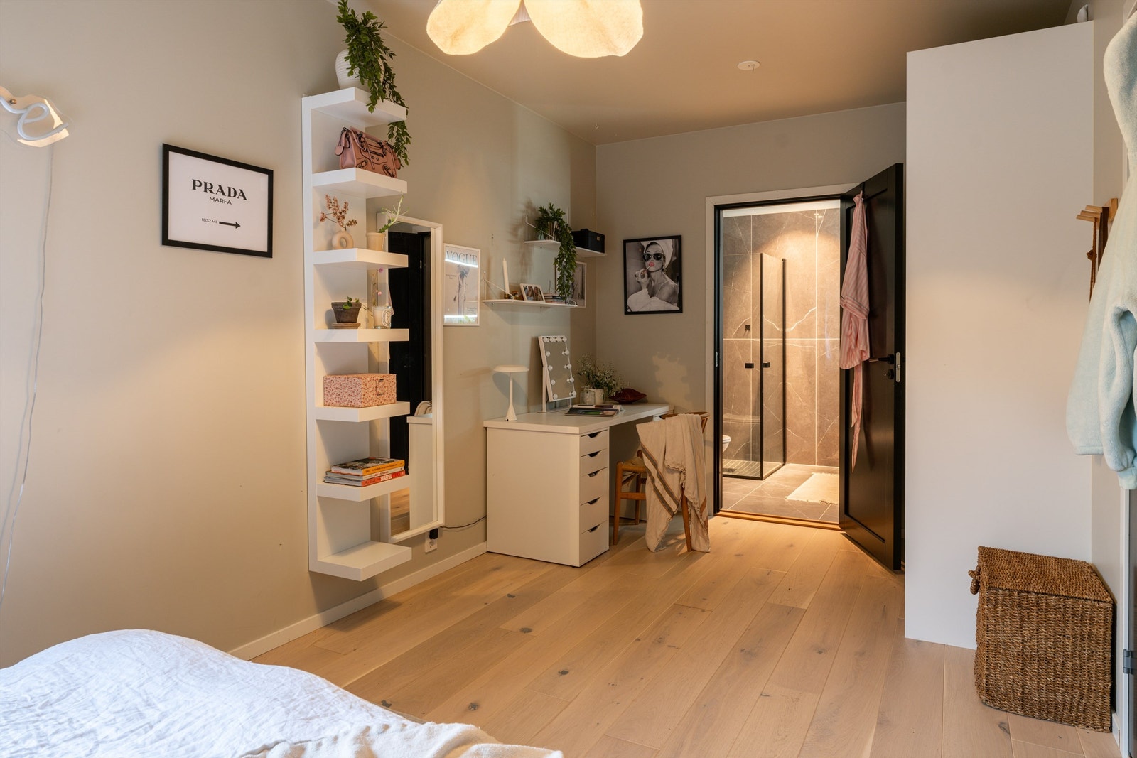 Soverommet er tilknyttet eget baderom. Galleribilde