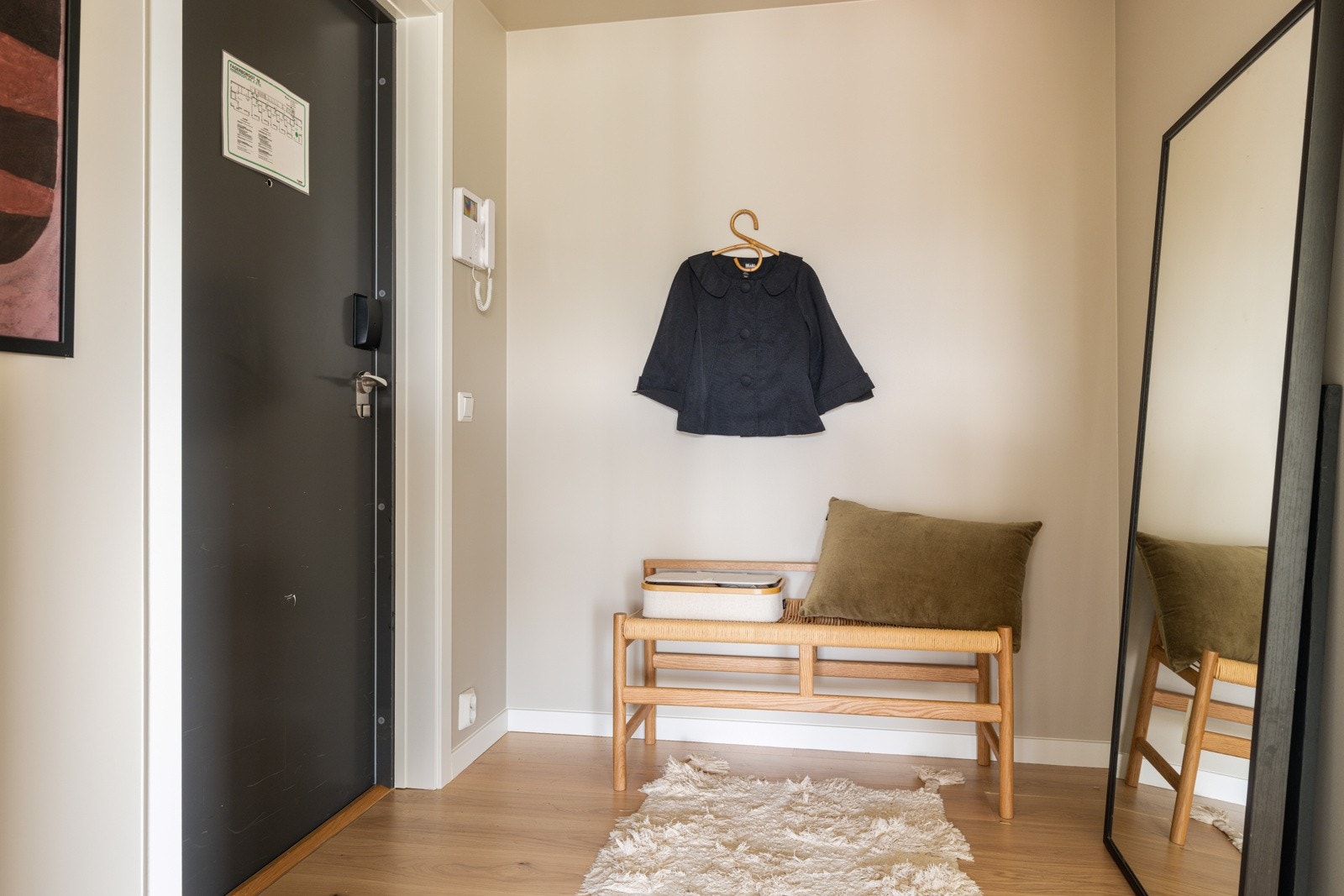 Når du entrer leiligheten kommer du inn i en lys og fin entré med plass til sko og yttertøy. I tillegg disponerer leiligheten en bod på ca. 5,4m². Galleribilde