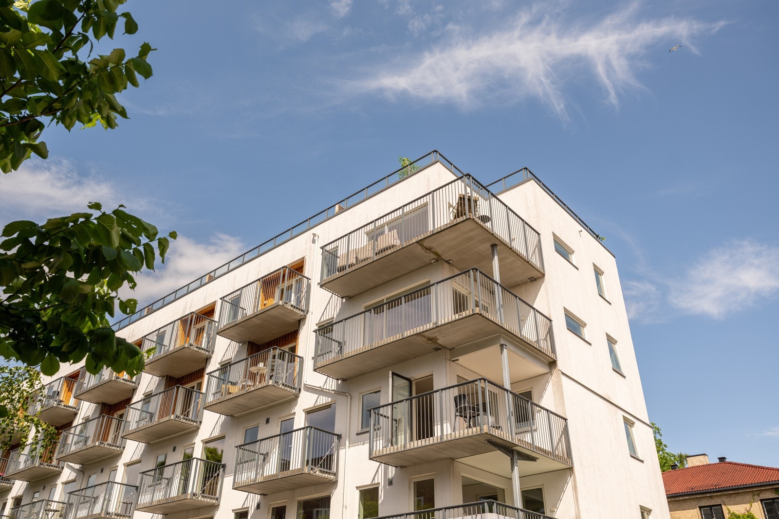 Leiligheten har en meget god intern beliggenhet på hjørnet i byggets 4. etasje med 2 balkonger og privat takterrasse på toppen! Galleribilde