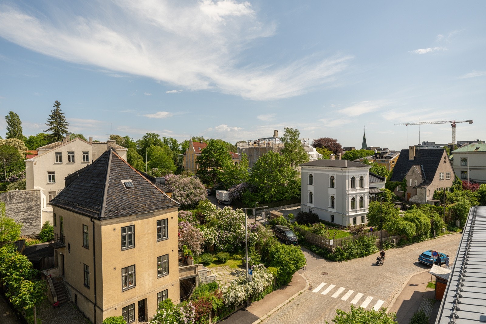 Her bor du høyt, fritt og solrikt med nydelig utsikt over det flotte nabolaget. Galleribilde