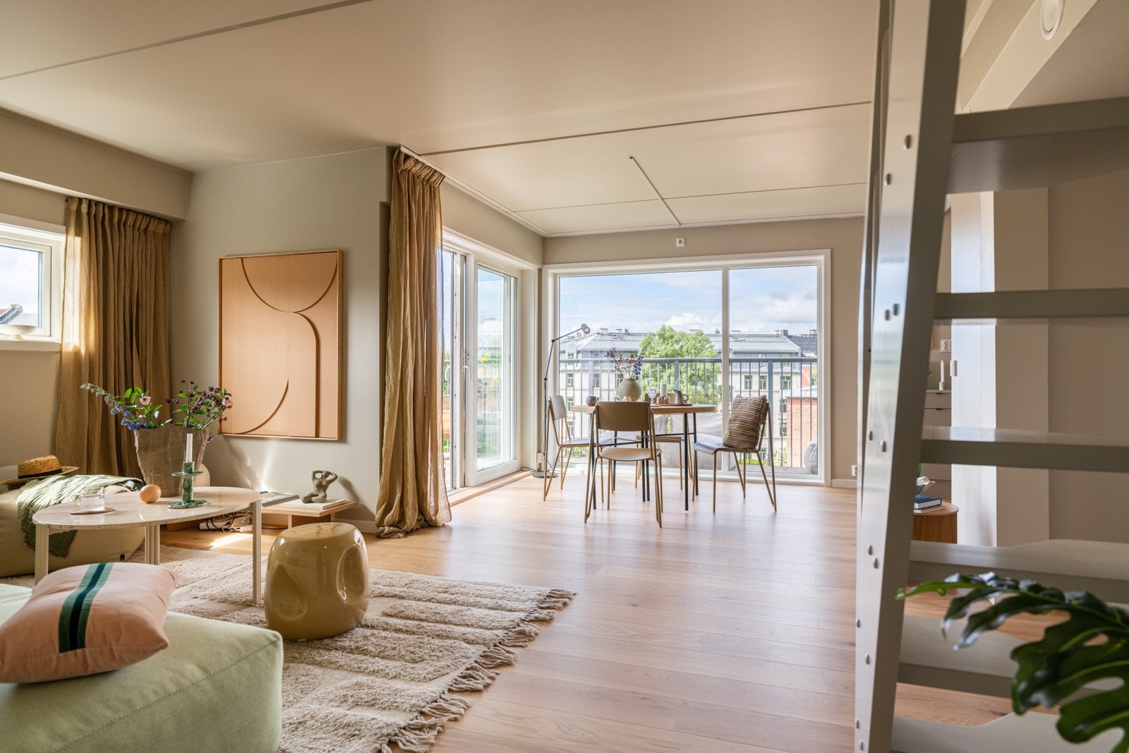 Leiligheten ligger på hjørnet i byggets toppetasje (4. etasje med heis), og har en god planløsning med et stort oppholdsrom, 2 soverom, baderom og innvendig bod. Galleribilde